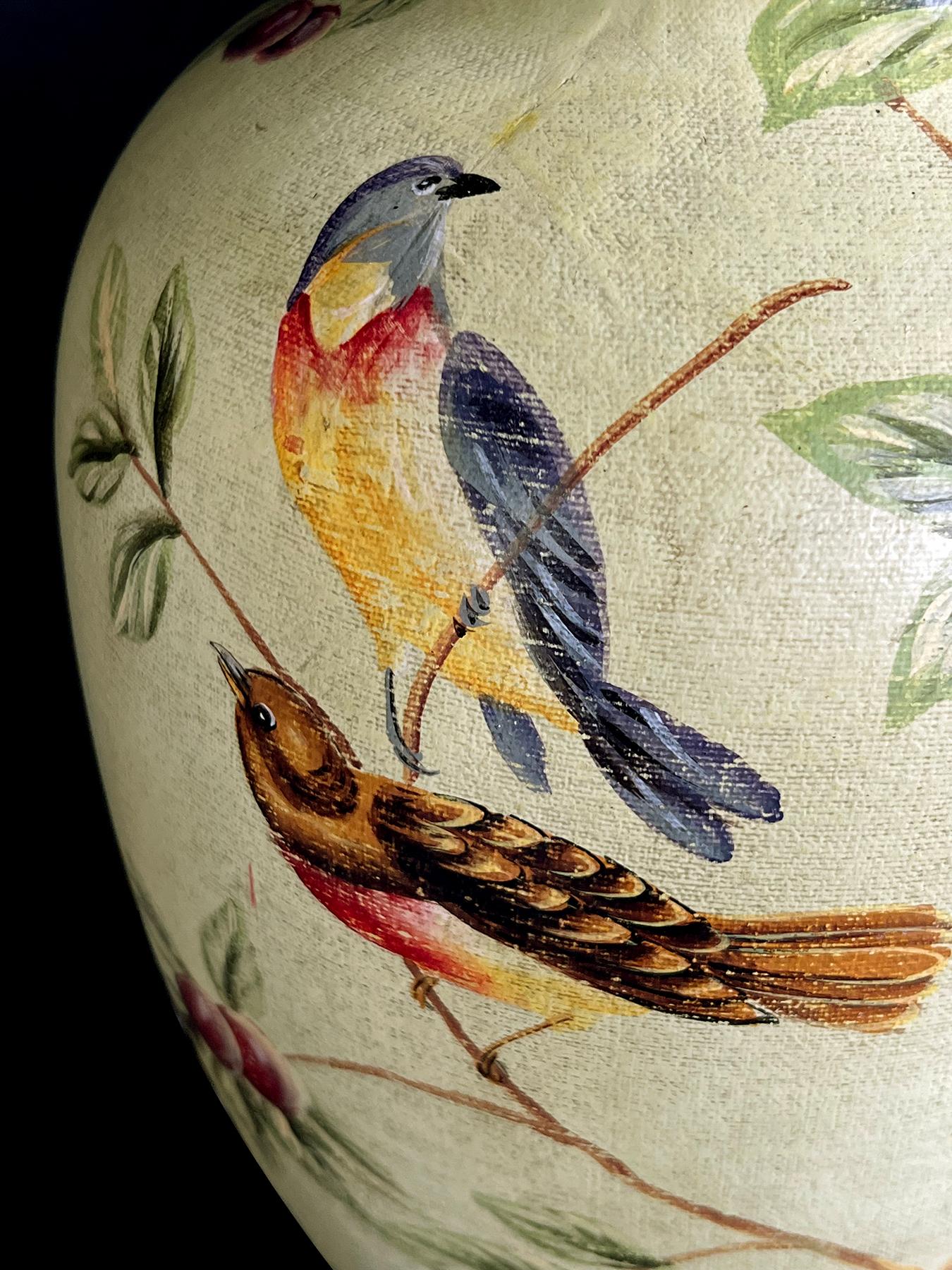 Peint à la main Paire de lampes en lin sur plâtre de la Bradburn Gallery avec motifs d'oiseaux peints à la main en vente
