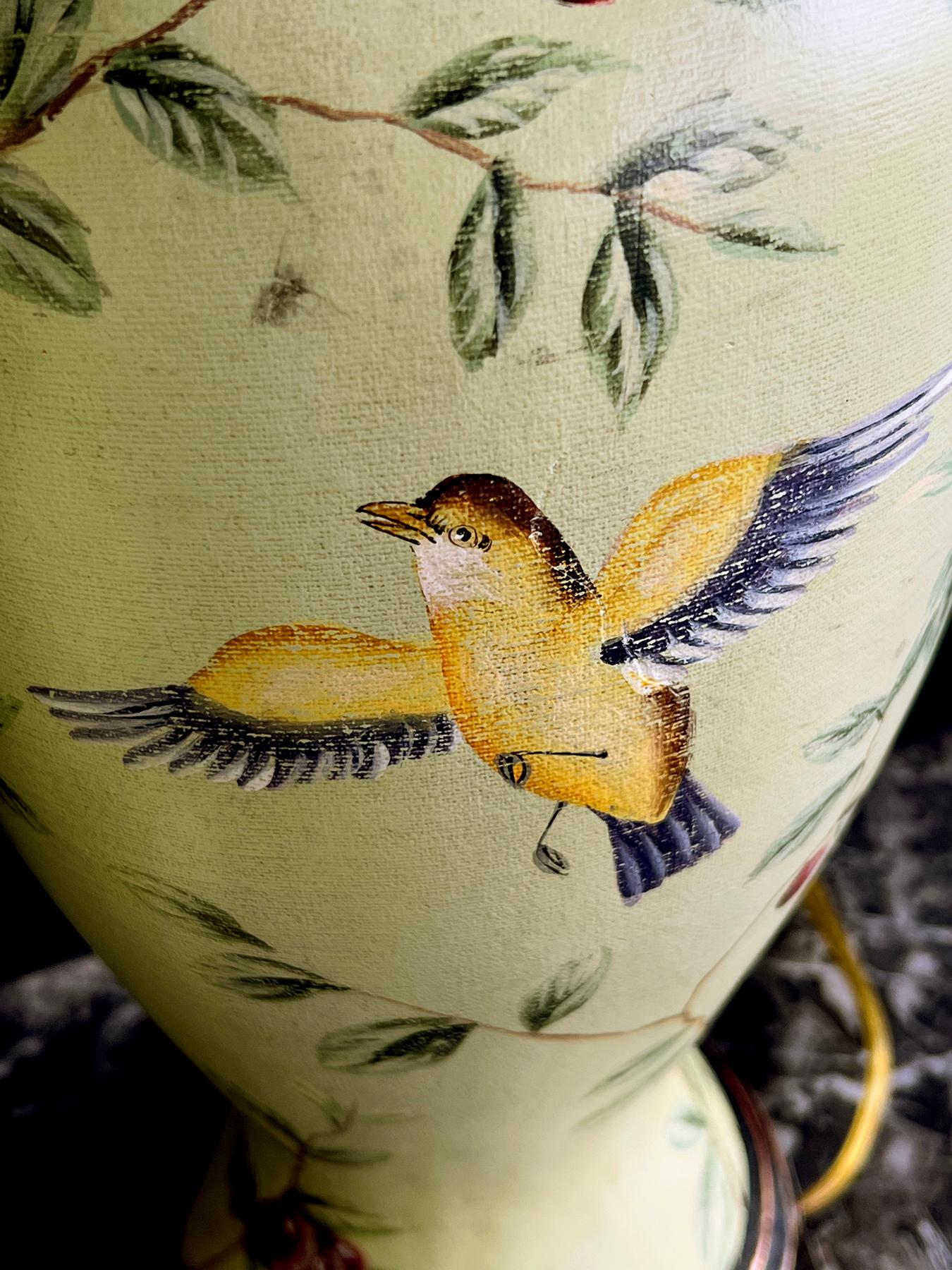 Paire de lampes en lin sur plâtre de la Bradburn Gallery avec motifs d'oiseaux peints à la main Bon état - En vente à San Francisco, CA