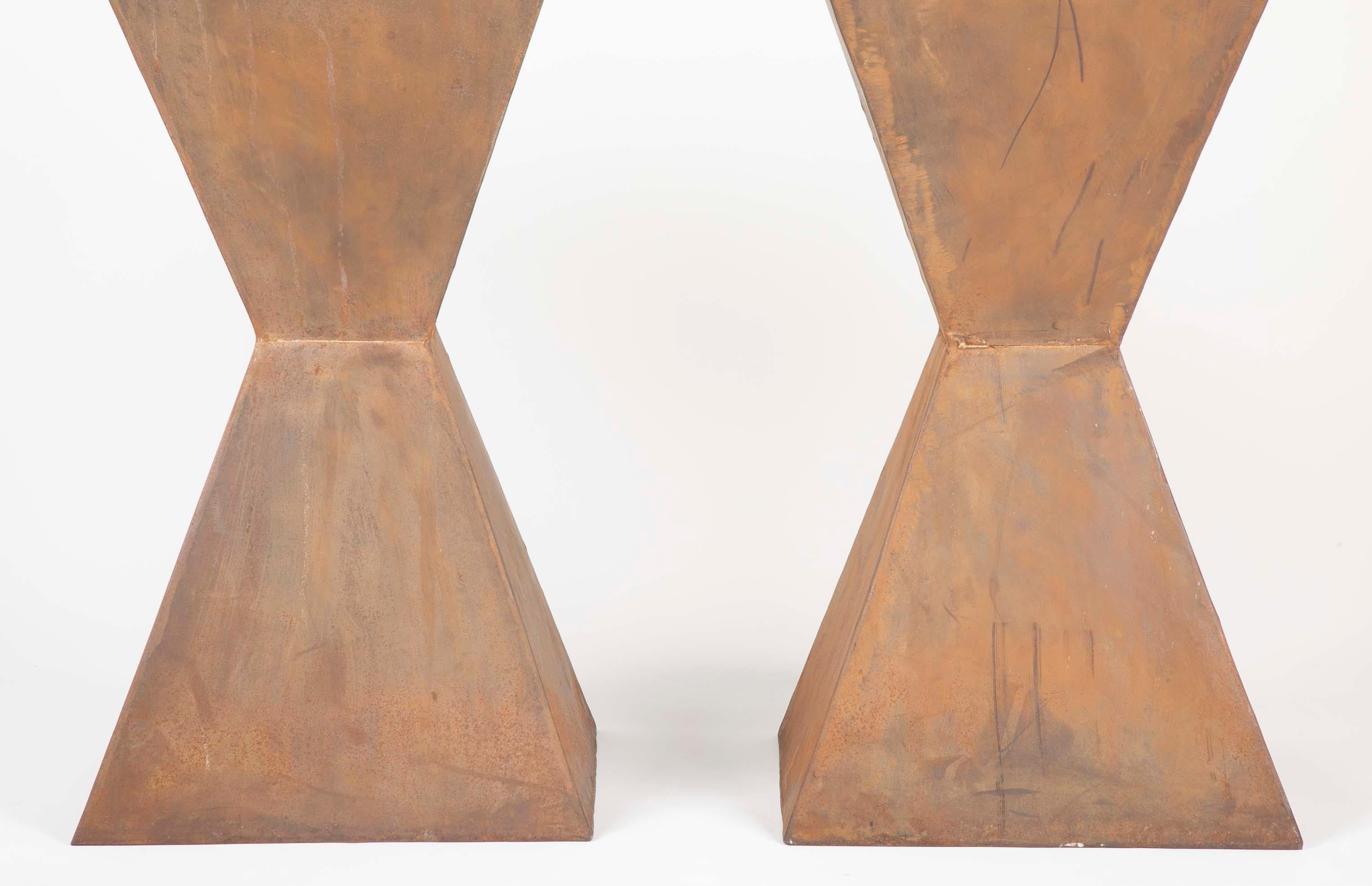 Beistelltische aus Stahl im Brancusi-Stil, Paar (amerikanisch) im Angebot