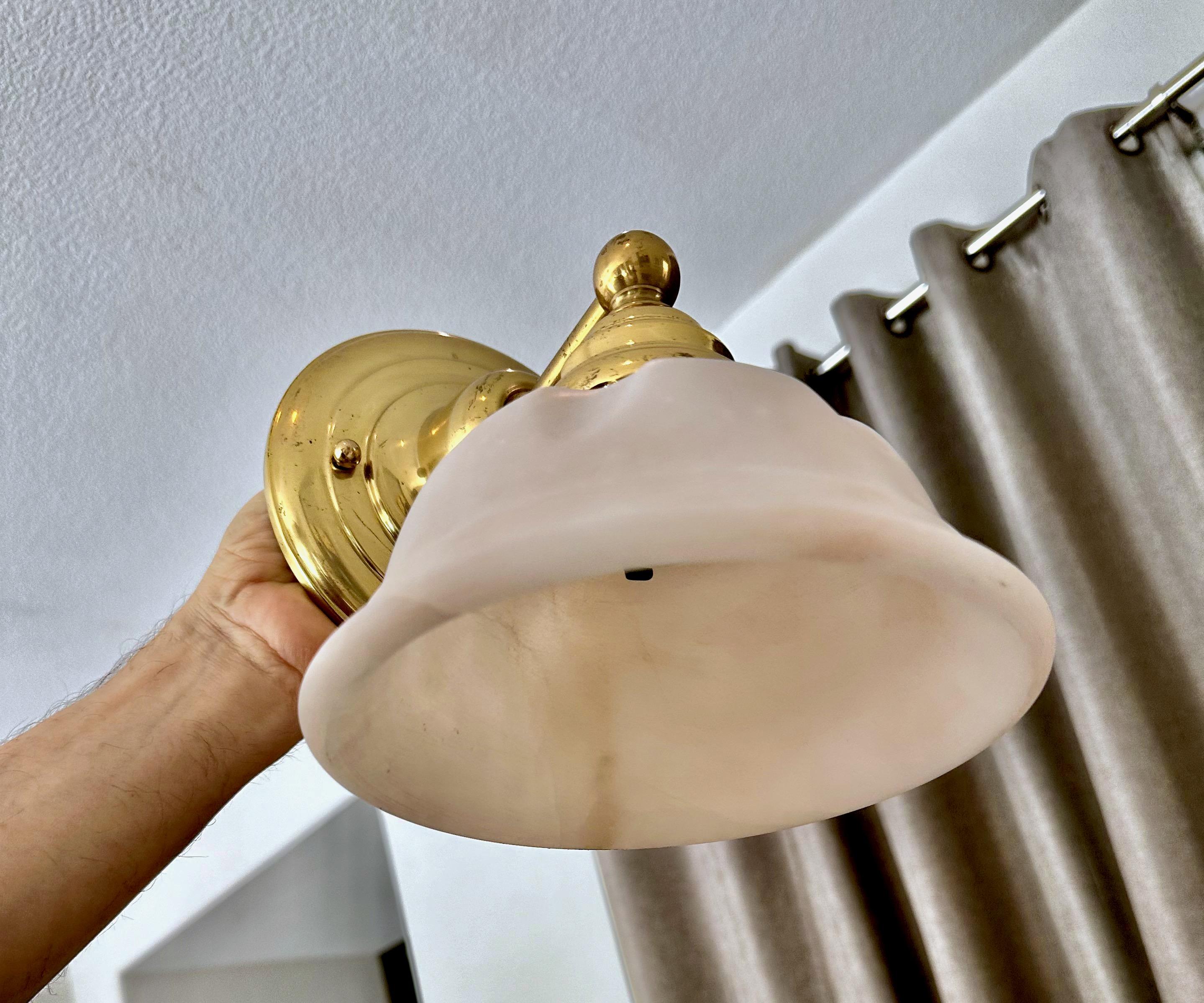 Coppia di lampade da parete in ottone e alabastro in stile francese in vendita 4
