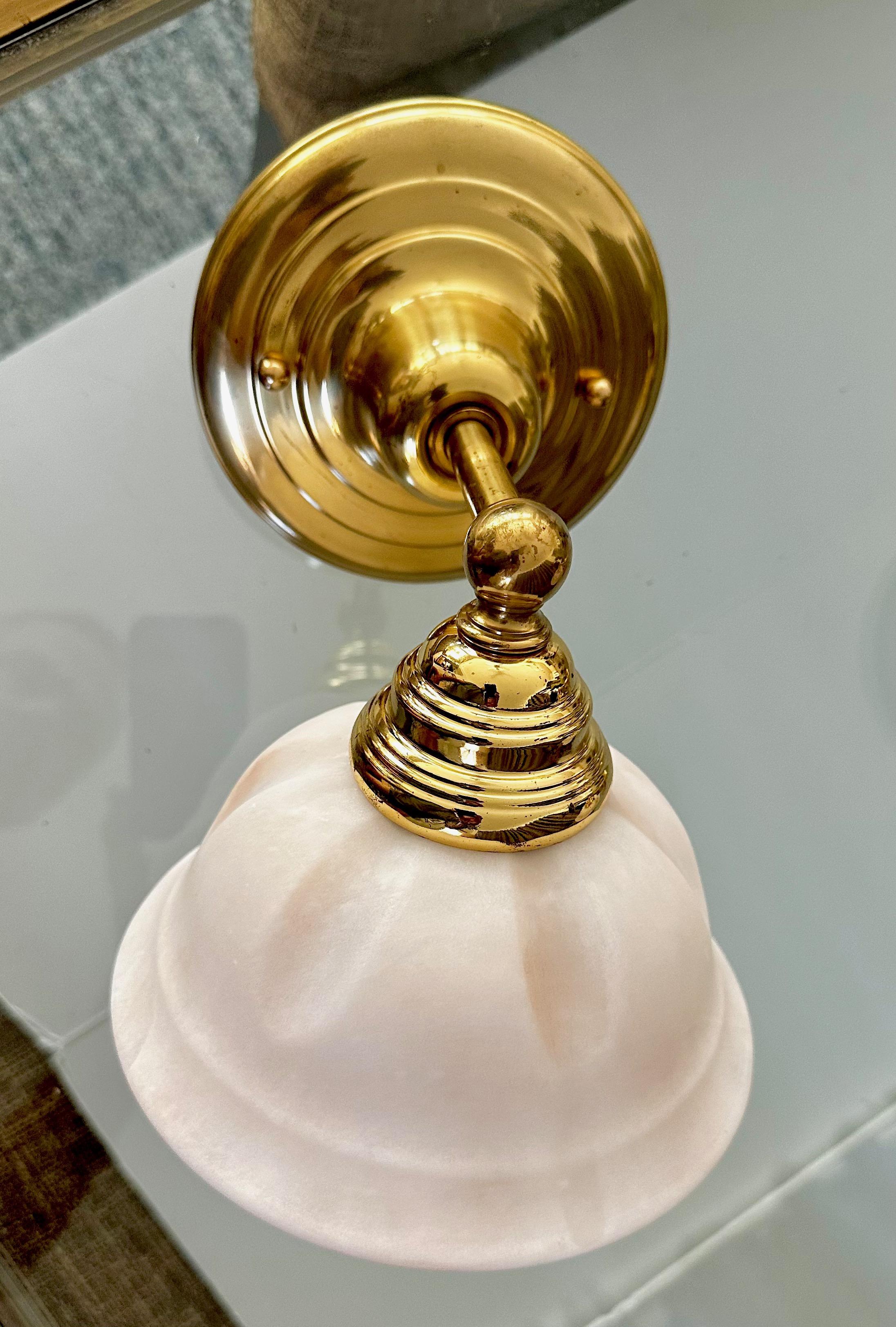 Coppia di lampade da parete in ottone e alabastro in stile francese in vendita 5