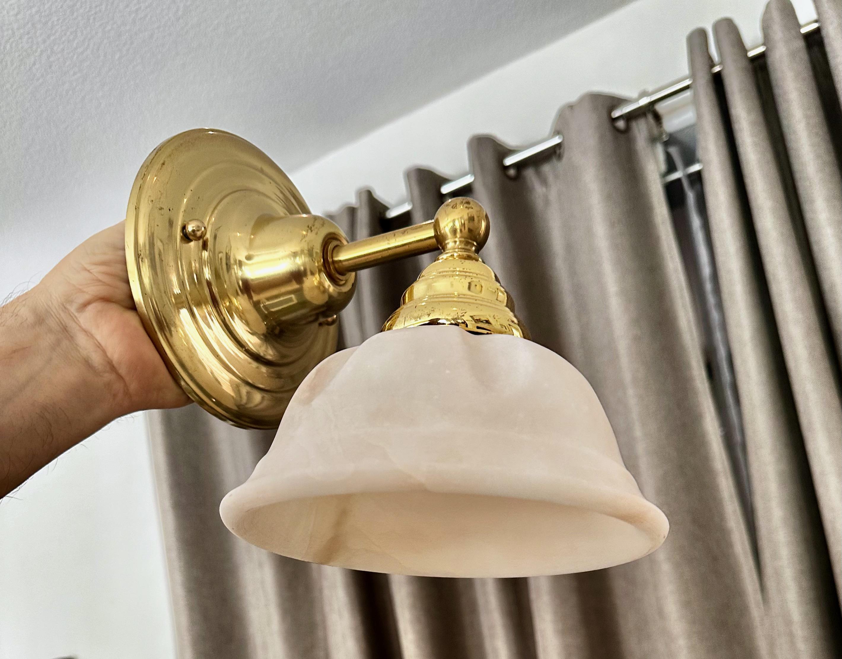 Coppia di lampade da parete in ottone e alabastro in stile francese in vendita 6