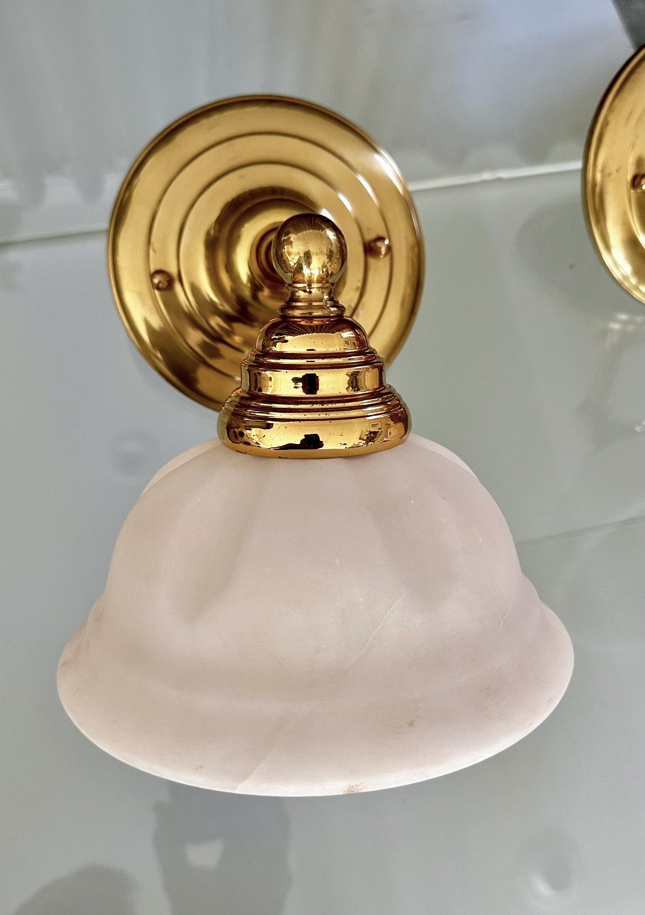 Coppia di lampade da parete in ottone e alabastro in stile francese in vendita 9