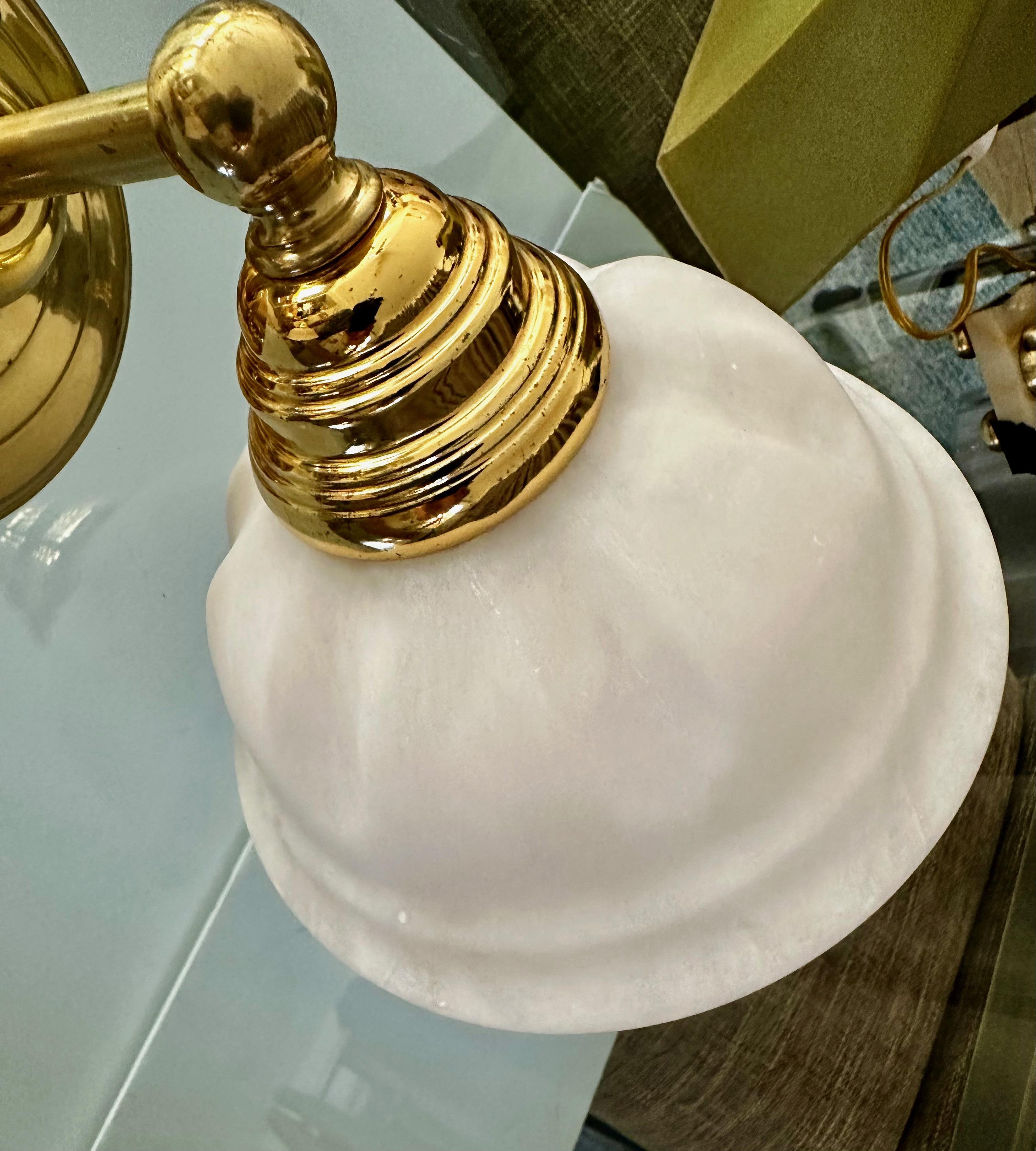 Coppia di lampade da parete in ottone e alabastro in stile francese in vendita 10