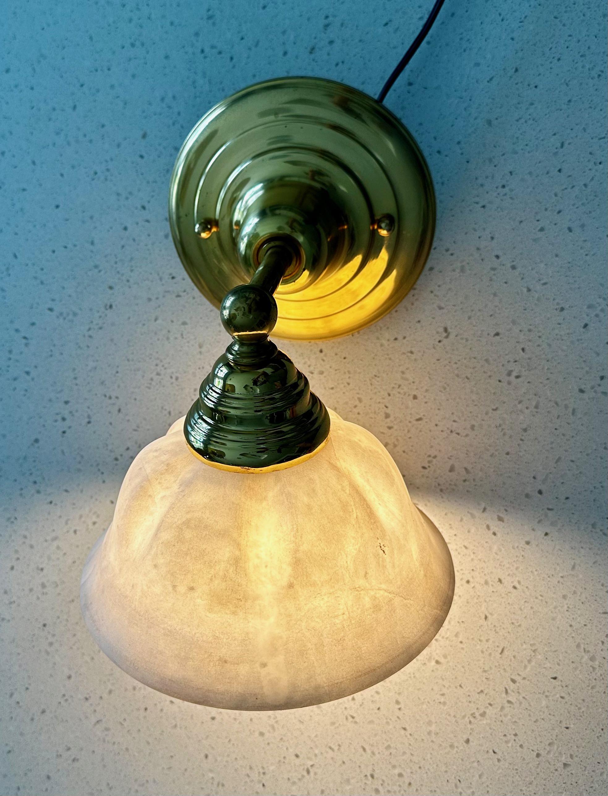 Coppia di lampade da parete in ottone e alabastro in stile francese in vendita 11