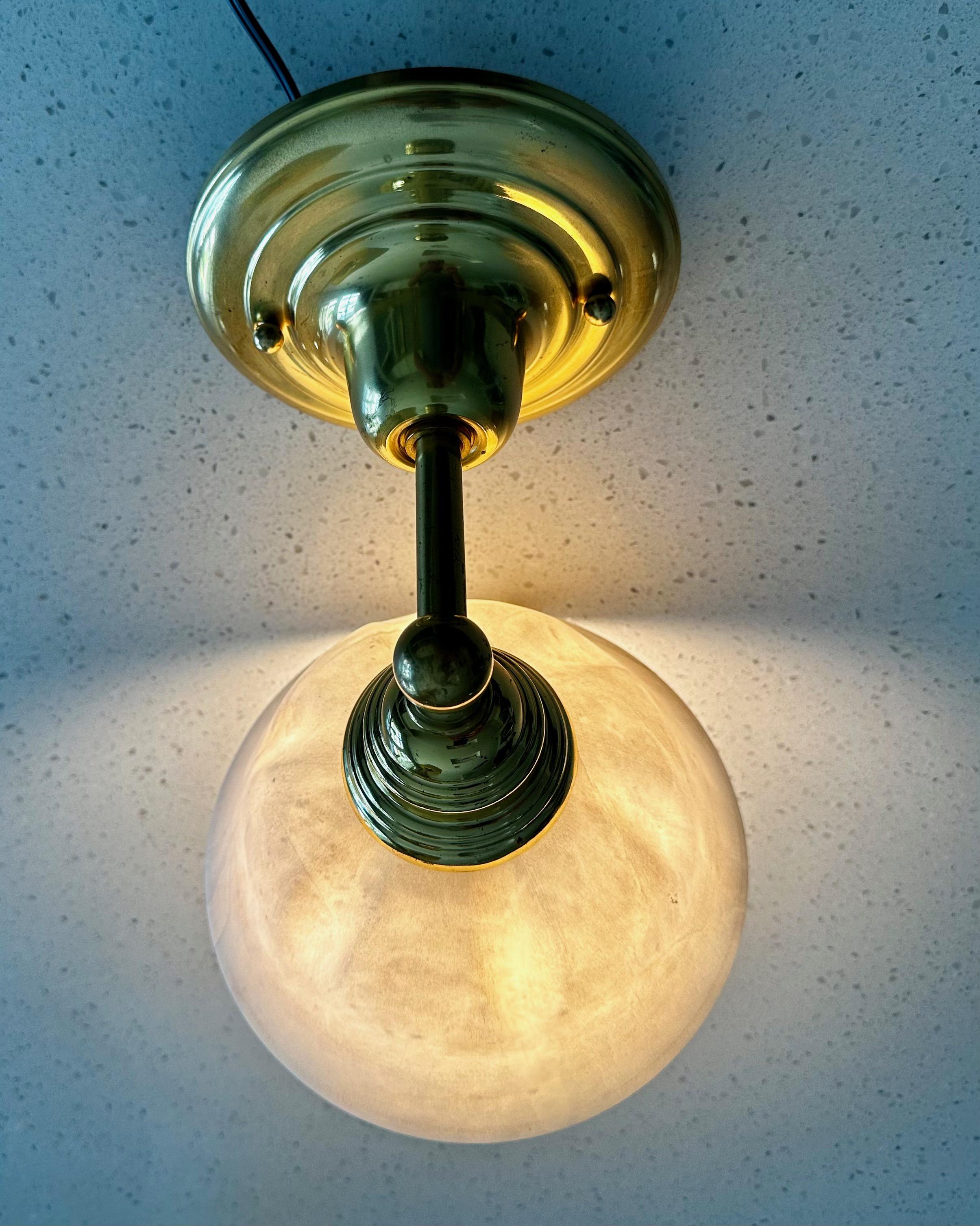 Coppia di lampade da parete in ottone e alabastro in stile francese in vendita 12