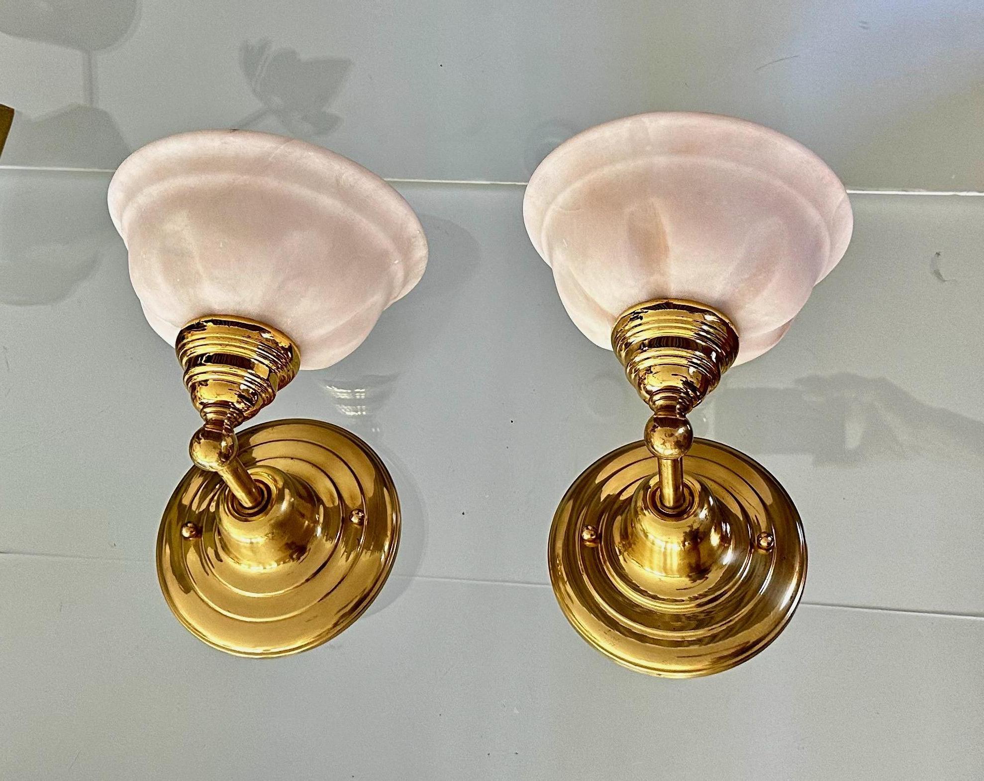 Pareja de apliques de latón alabastro estilo francés en venta 13
