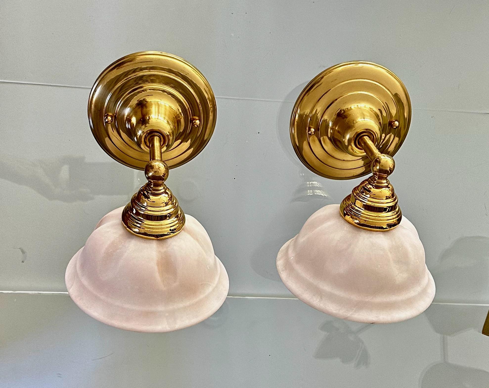 Coppia di lampade da parete in ottone e alabastro in stile francese in vendita 13