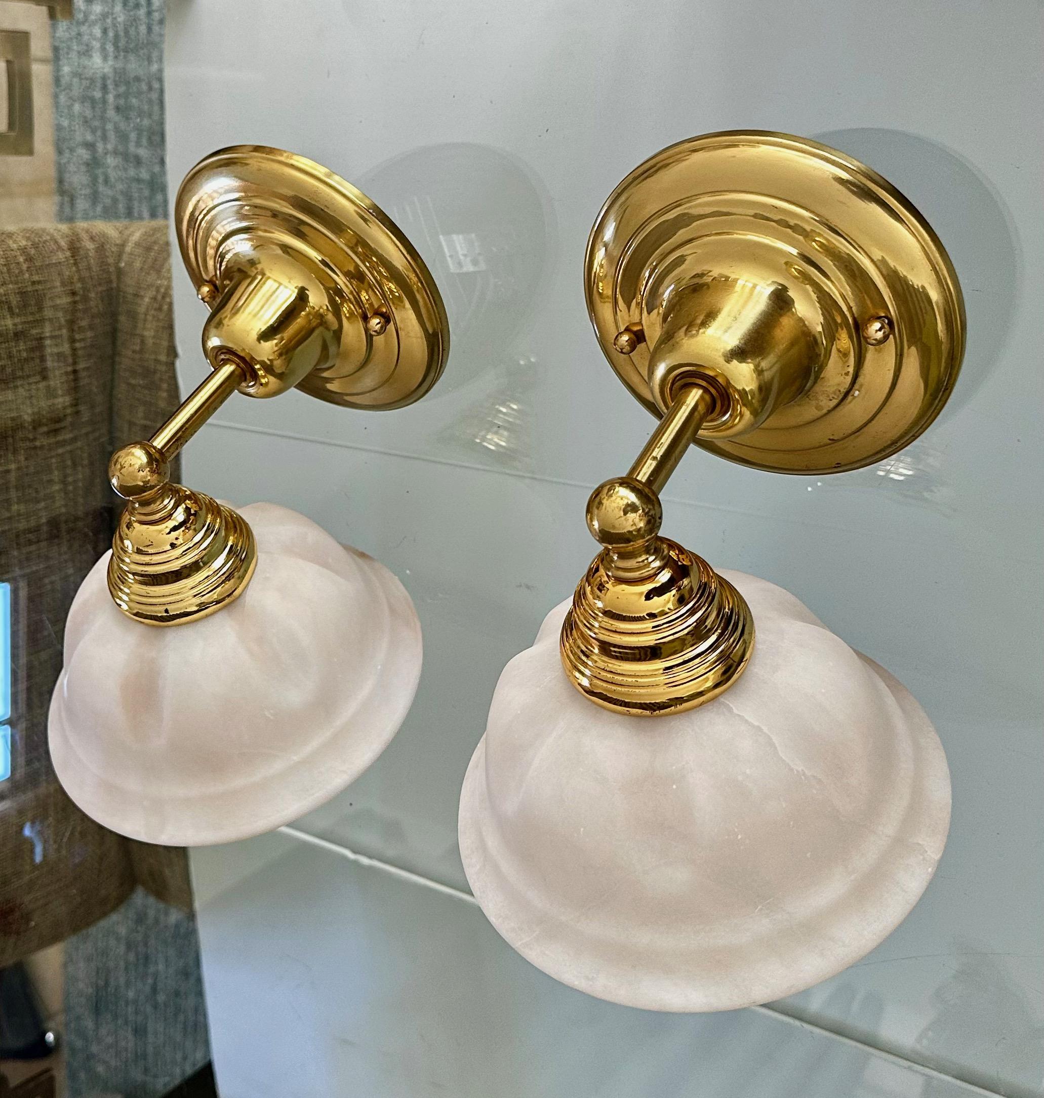 Europeo Coppia di lampade da parete in ottone e alabastro in stile francese in vendita