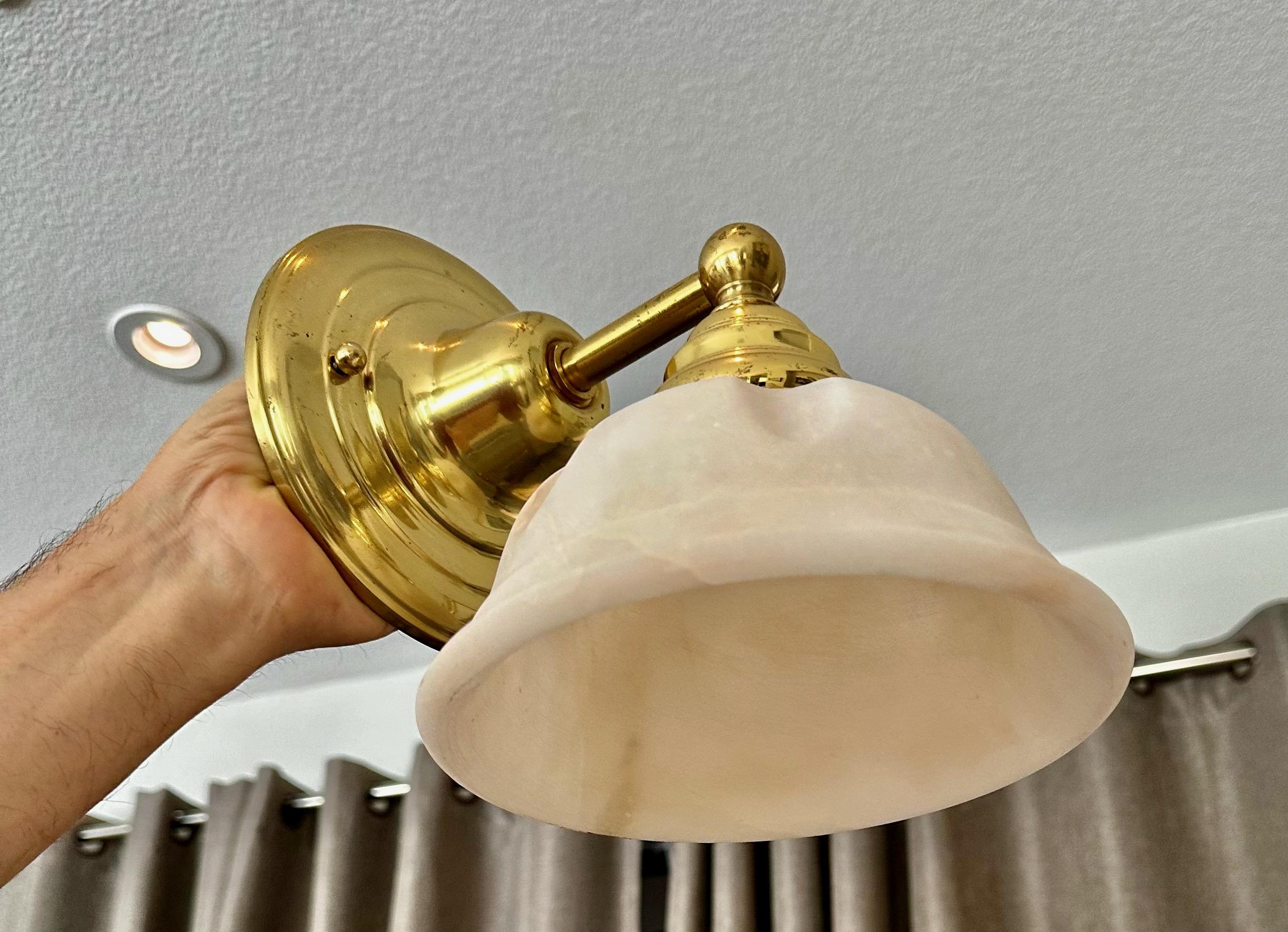 Coppia di lampade da parete in ottone e alabastro in stile francese In condizioni buone in vendita a Palm Springs, CA