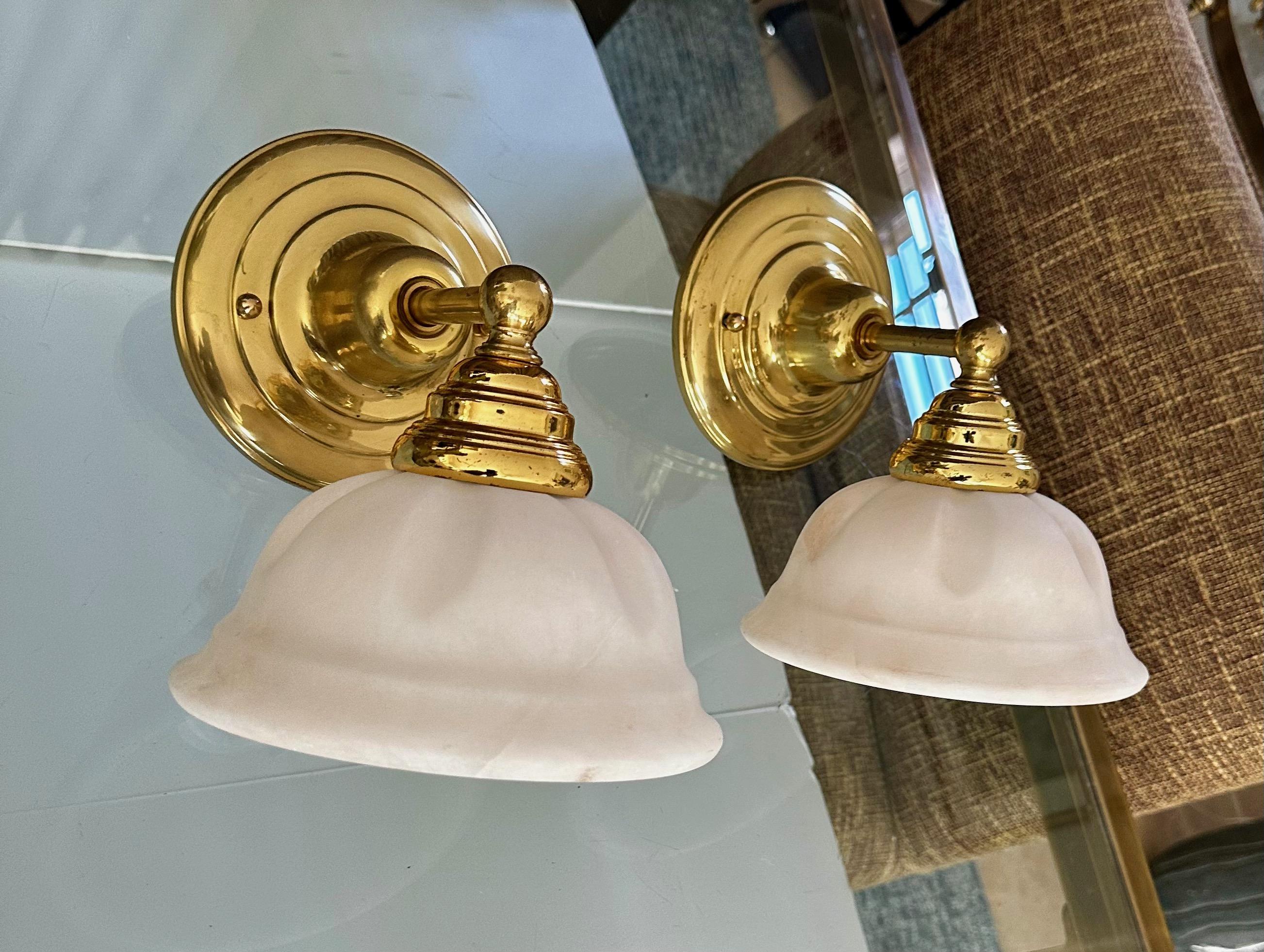 Metà XX secolo Coppia di lampade da parete in ottone e alabastro in stile francese in vendita