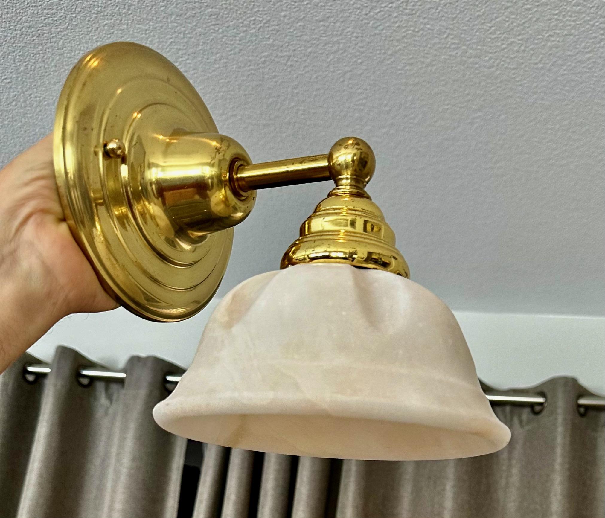 Ottone Coppia di lampade da parete in ottone e alabastro in stile francese in vendita