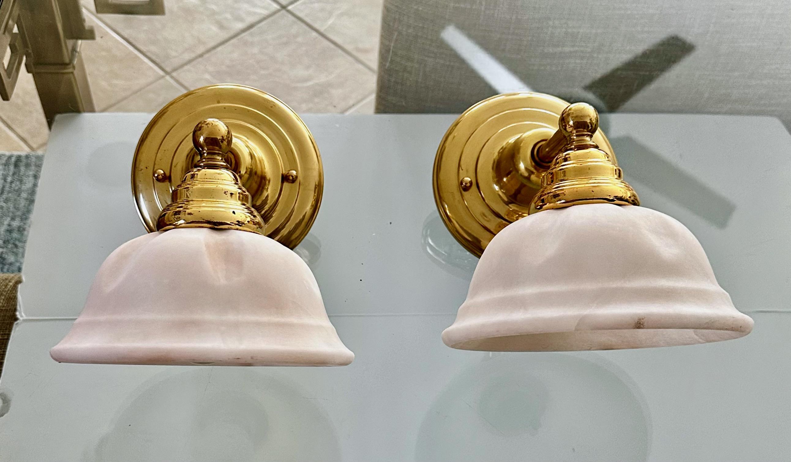 Coppia di lampade da parete in ottone e alabastro in stile francese in vendita 1