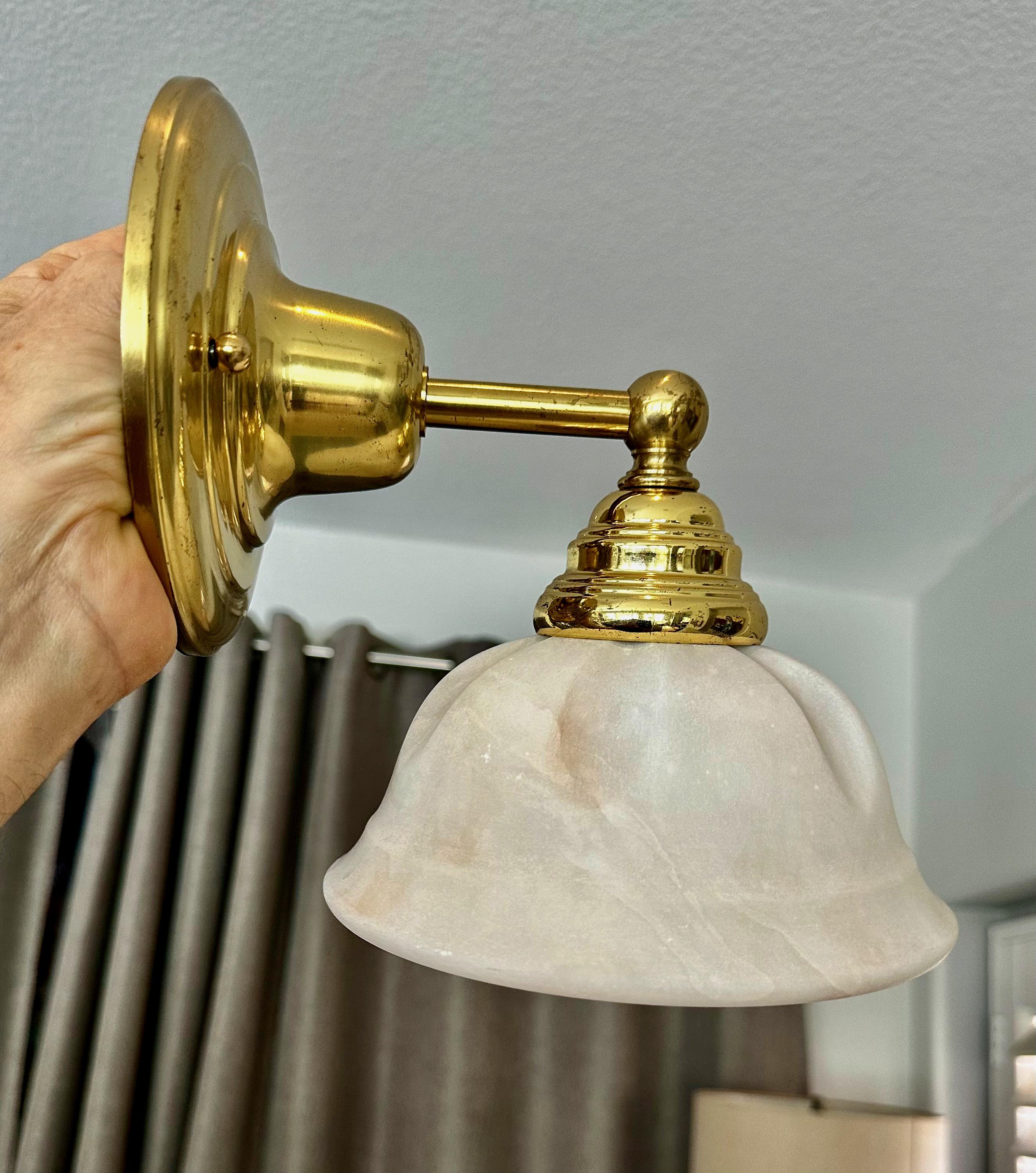 Coppia di lampade da parete in ottone e alabastro in stile francese in vendita 2