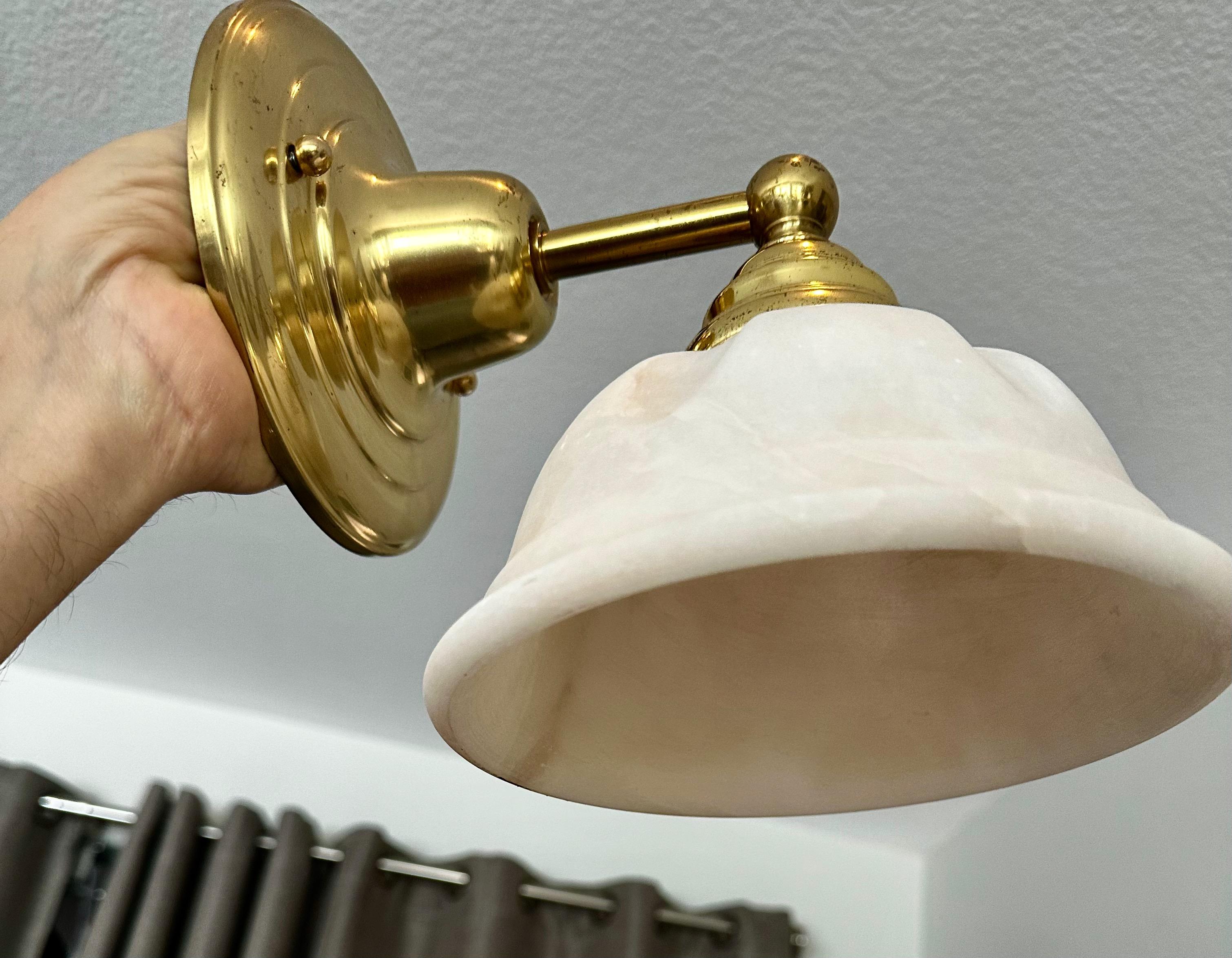 Coppia di lampade da parete in ottone e alabastro in stile francese in vendita 3
