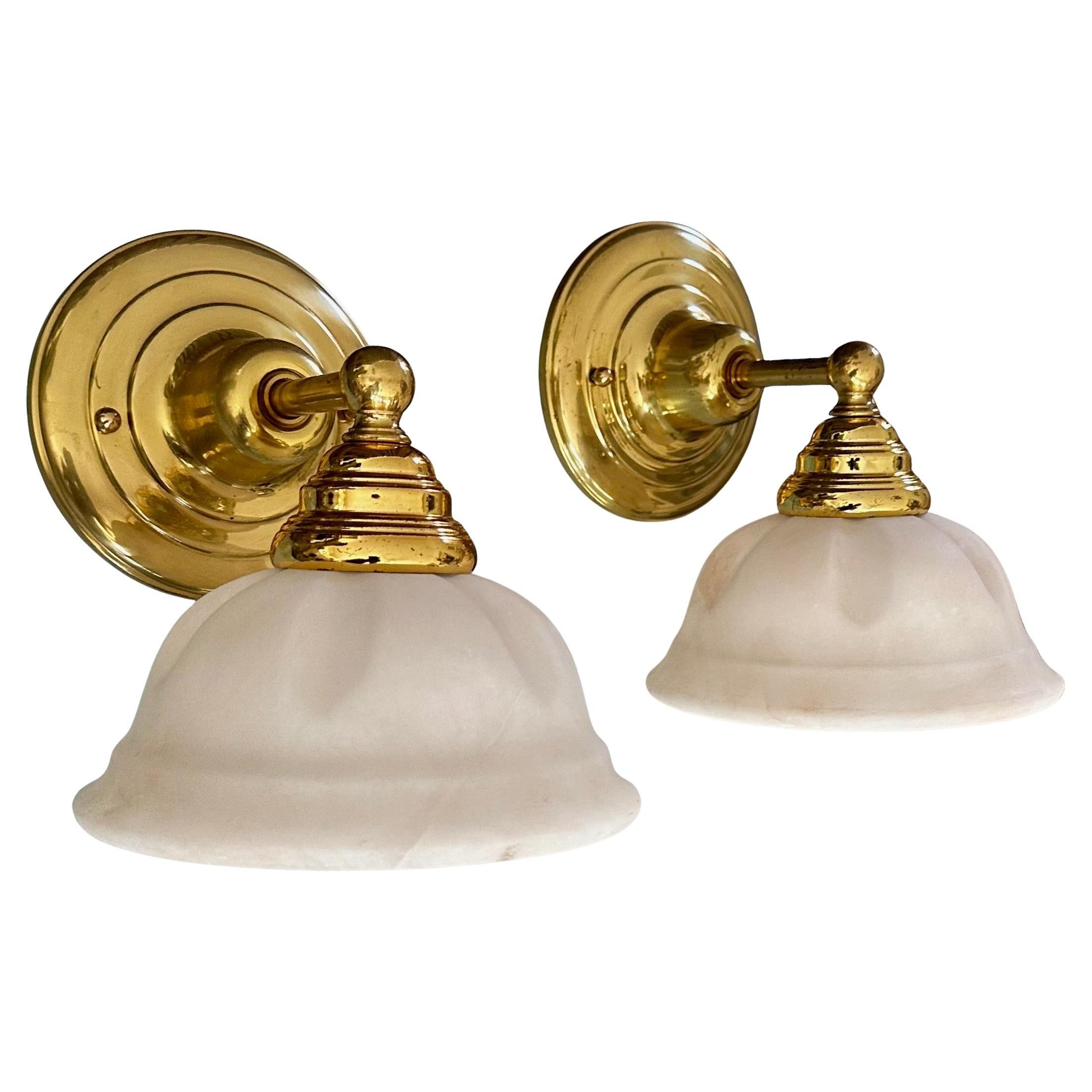 Coppia di lampade da parete in ottone e alabastro in stile francese