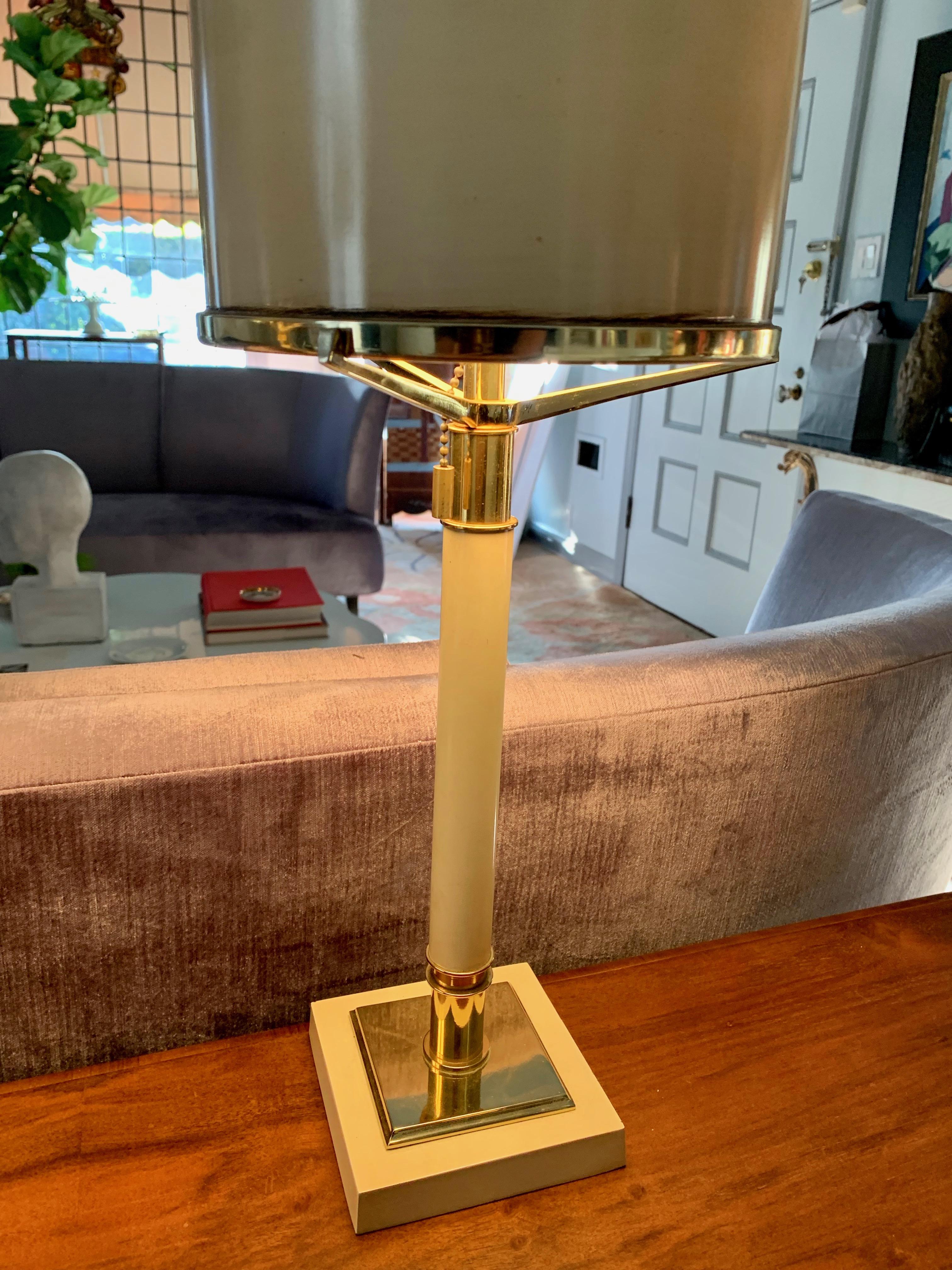 Mid-Century Modern Pair of Laurel Lamps in Cream Metal with Brass Detailing For Sale
