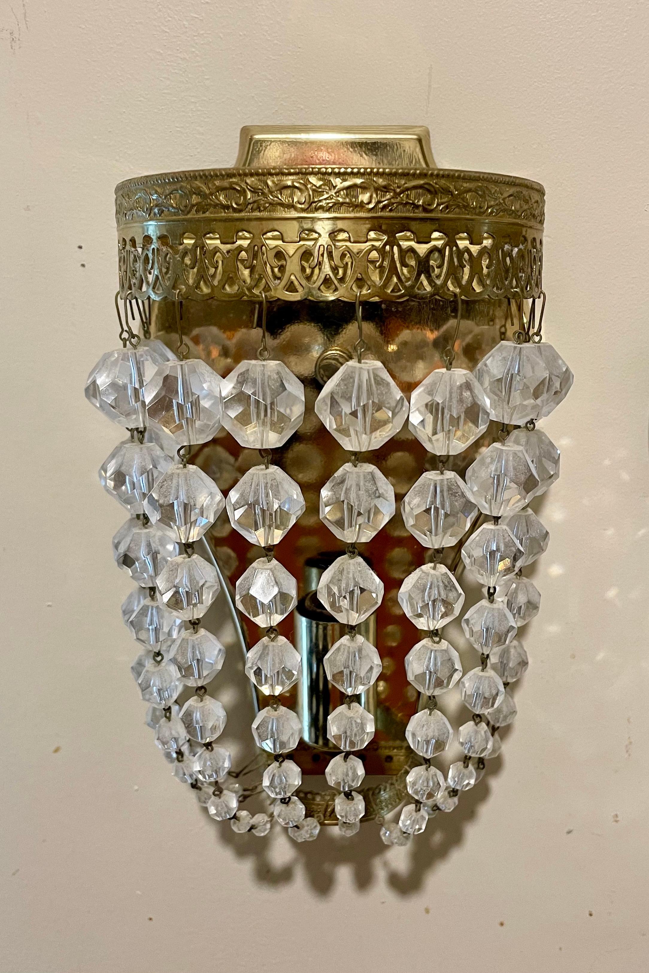 Coppia di lampade in ottone e cristallo con presa singola a candelabro.  Nel complesso è in buone condizioni, pronto per essere appeso e utilizzato.