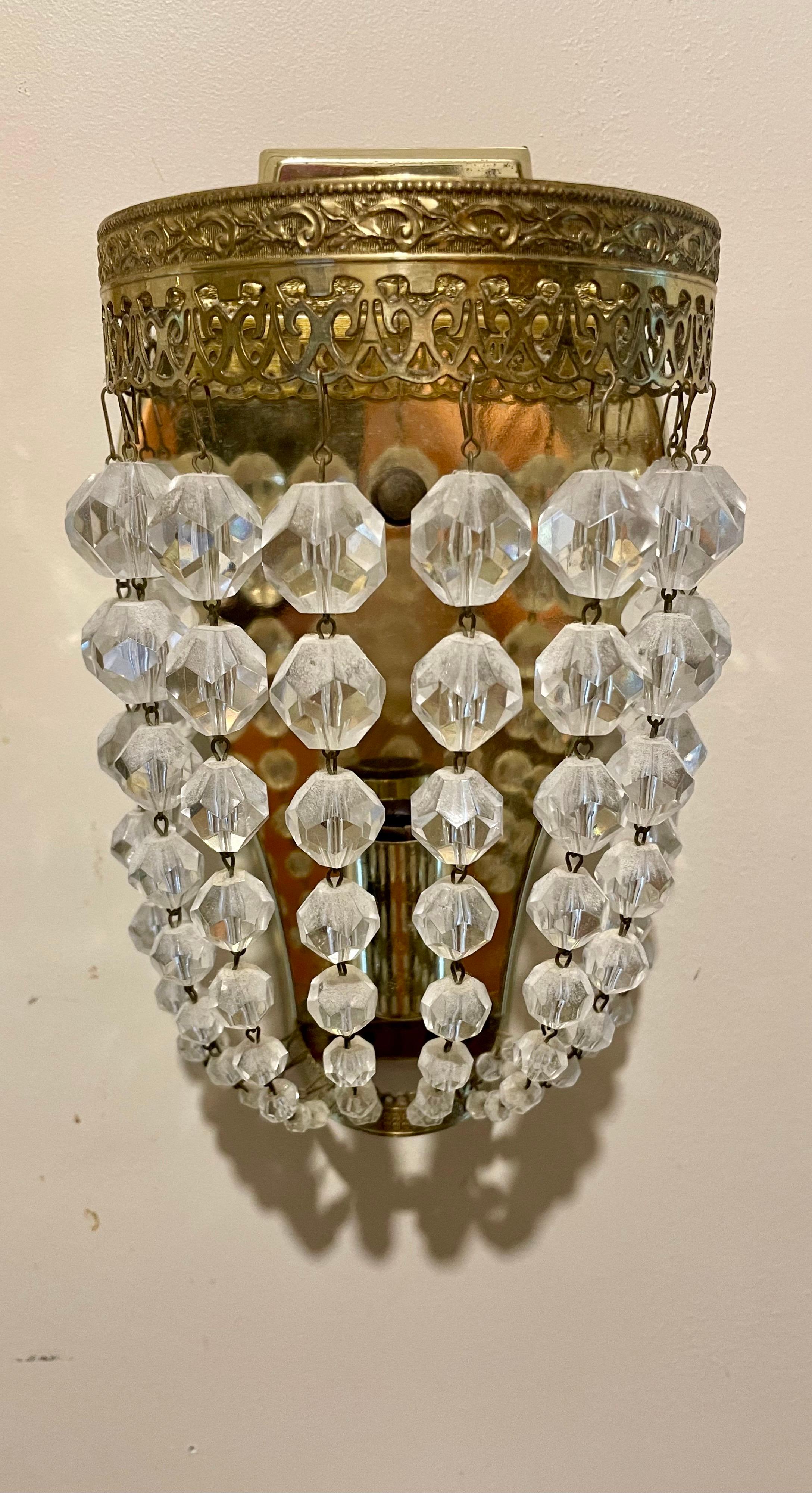 Hollywood Regency Coppia di lampade in ottone e cristallo in vendita