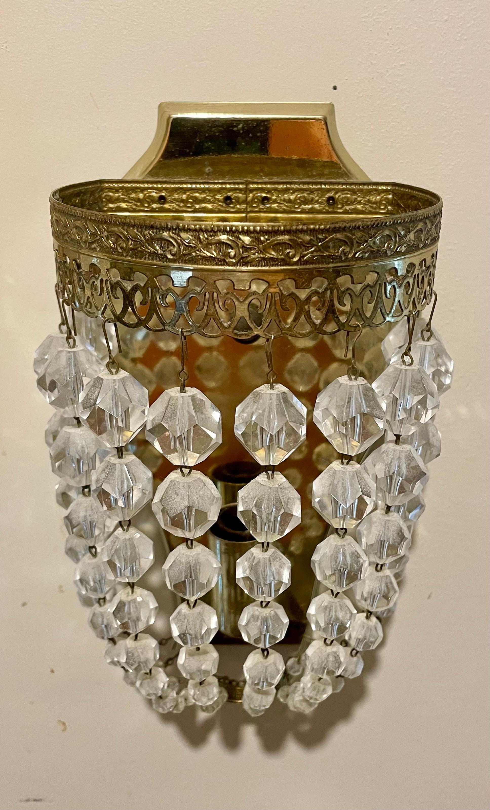 Americano Coppia di lampade in ottone e cristallo in vendita