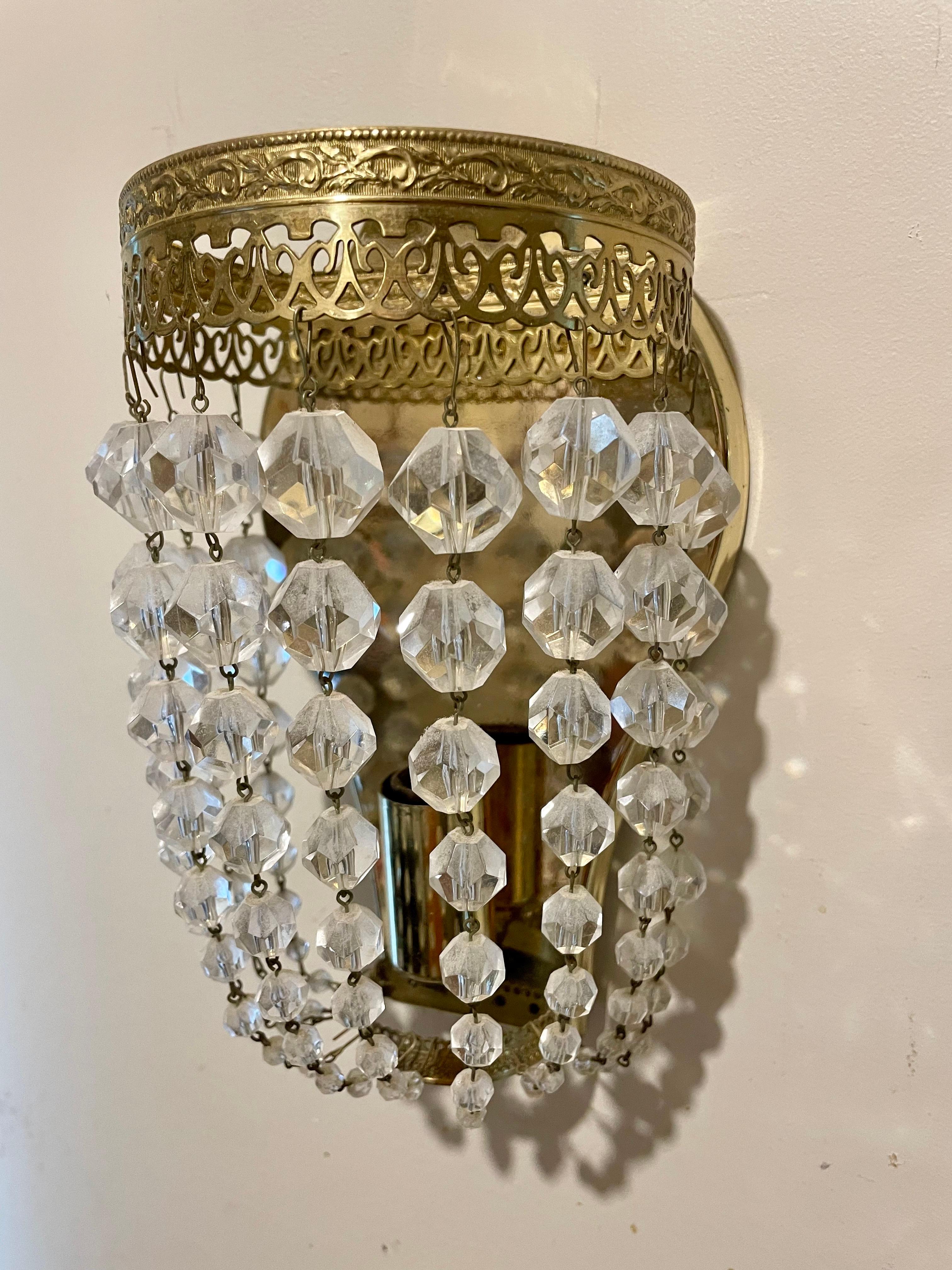 Placcato Coppia di lampade in ottone e cristallo in vendita