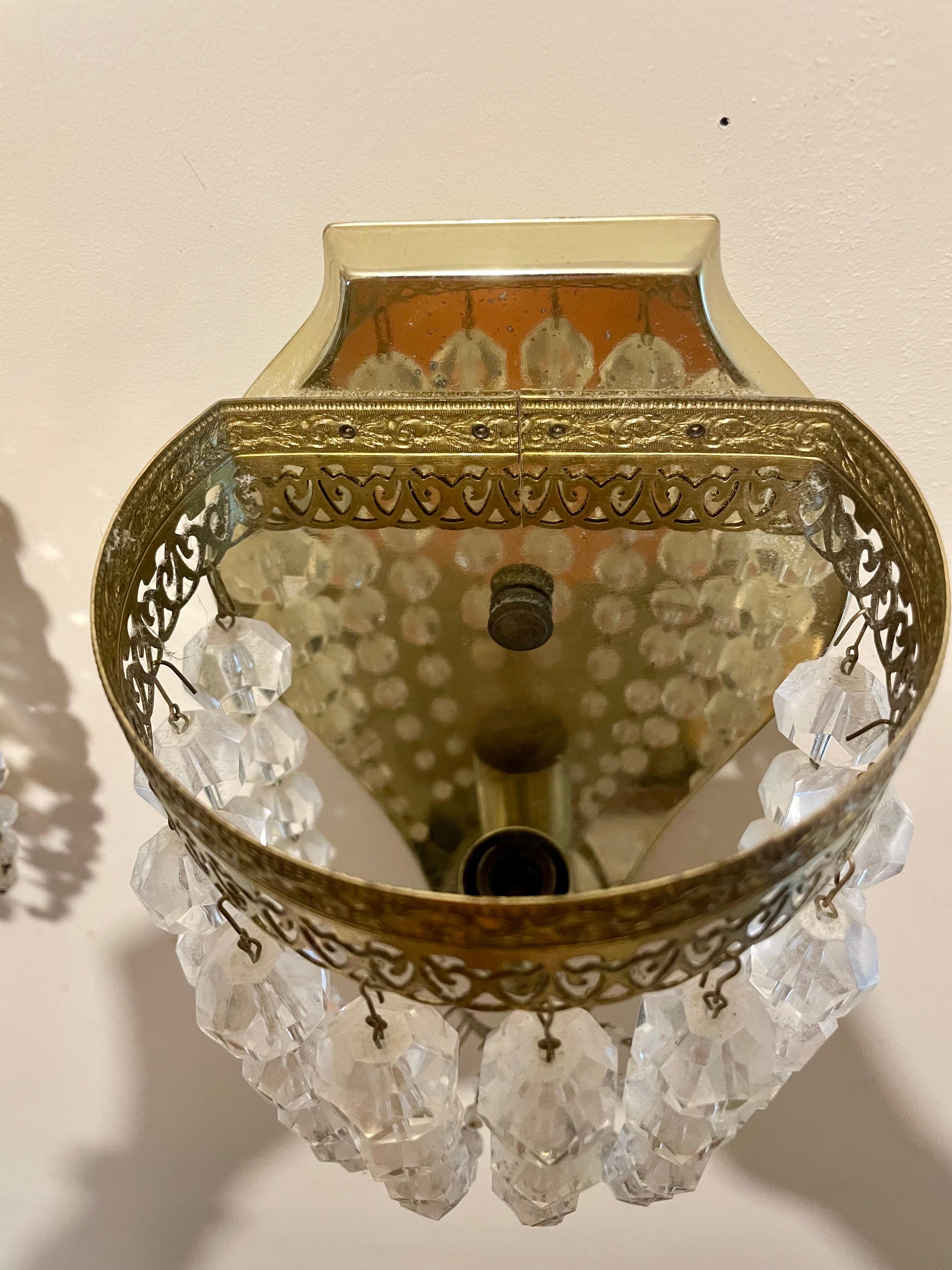 Coppia di lampade in ottone e cristallo In condizioni buone in vendita a New York, NY