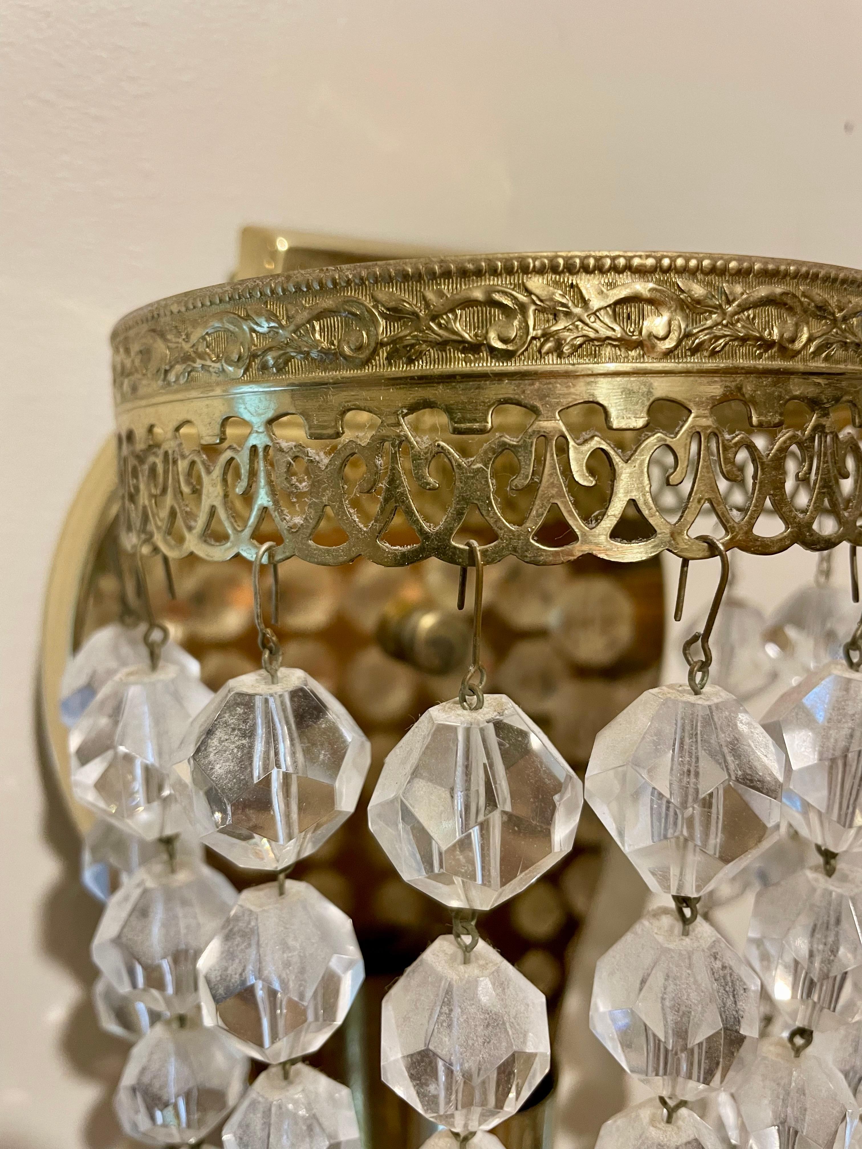 Coppia di lampade in ottone e cristallo in vendita 1