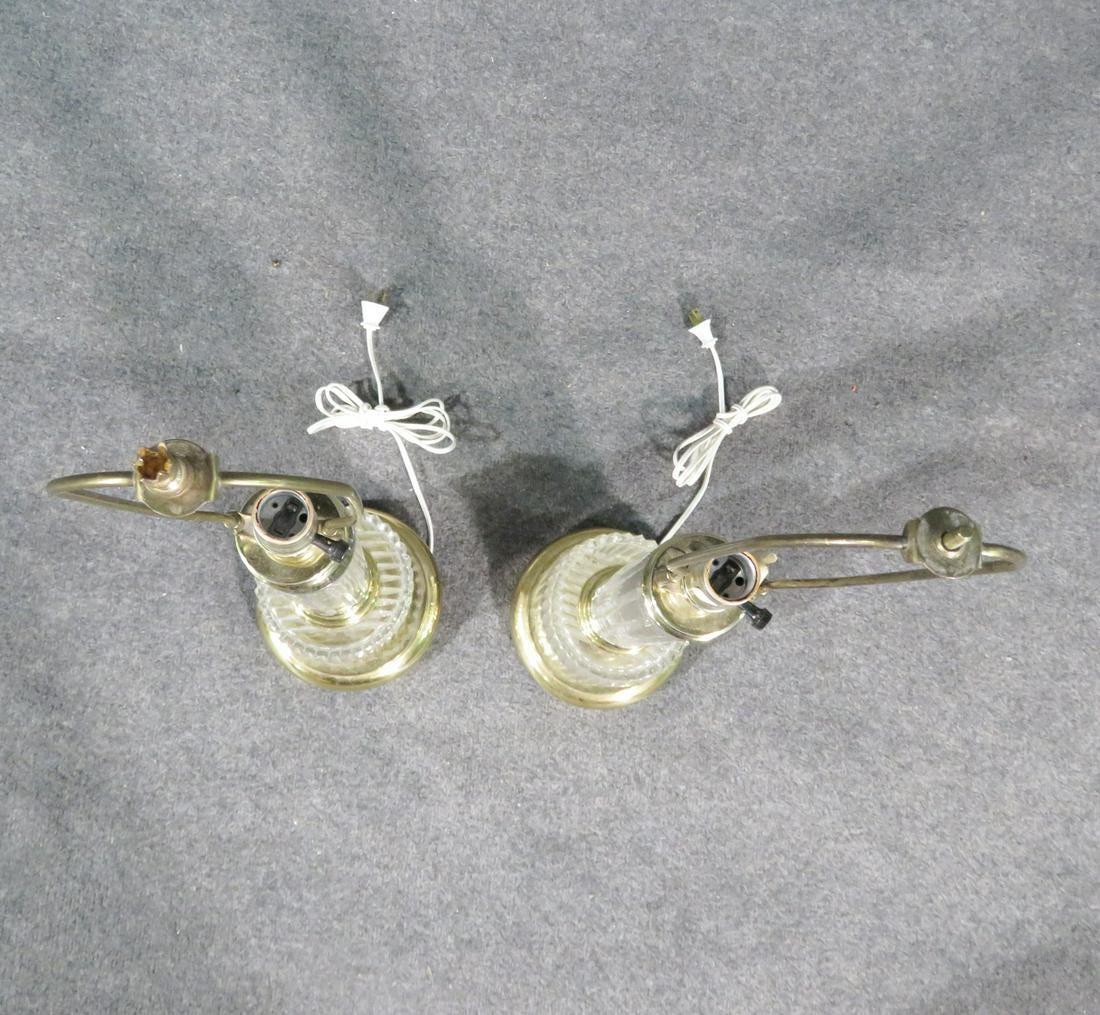 Pareja de lámparas de mesa neoclásicas de latón y cristal finales del siglo XX en venta
