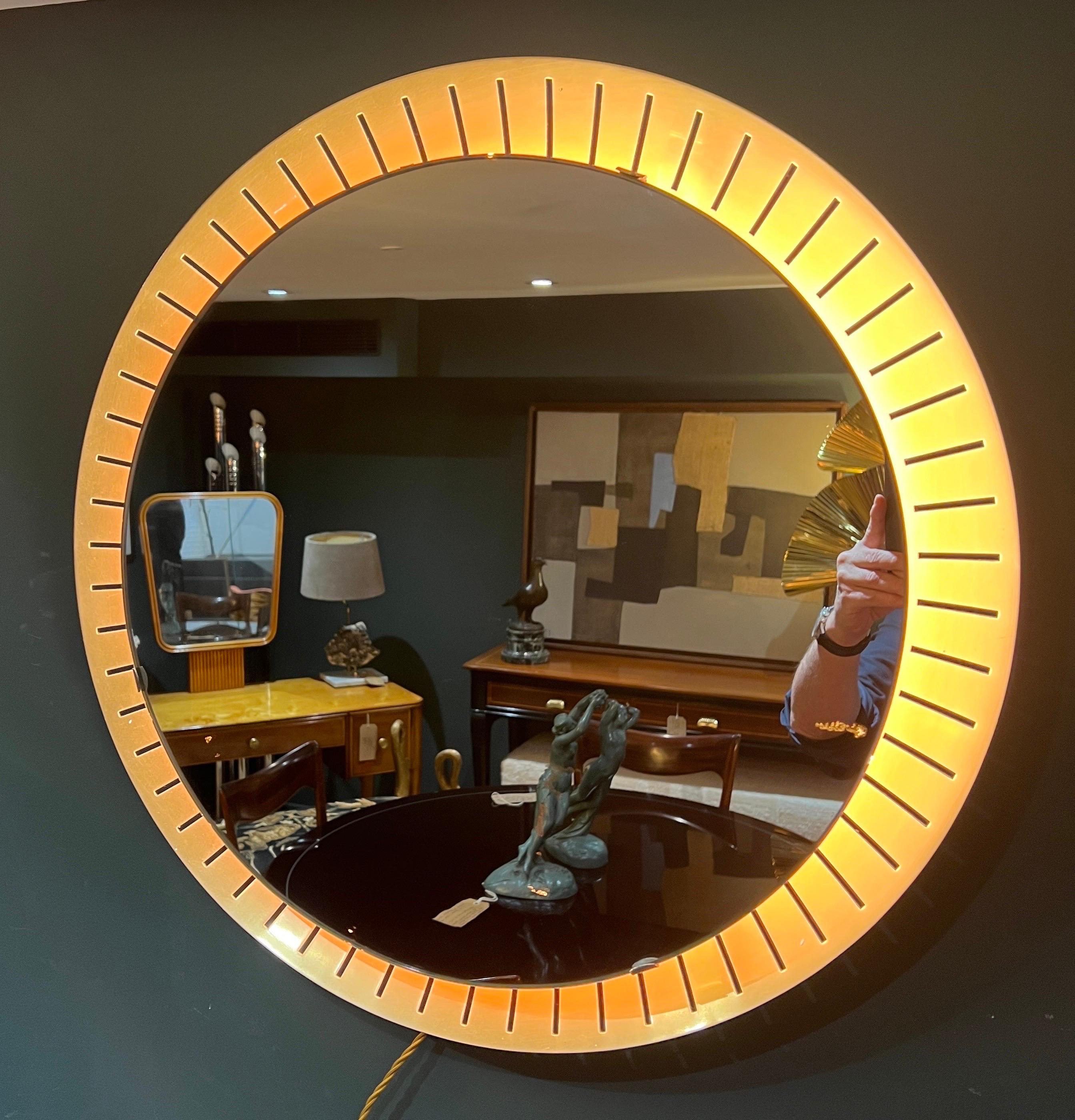 Pair brass backlit circular mirrors  In Good Condition For Sale In London, GB