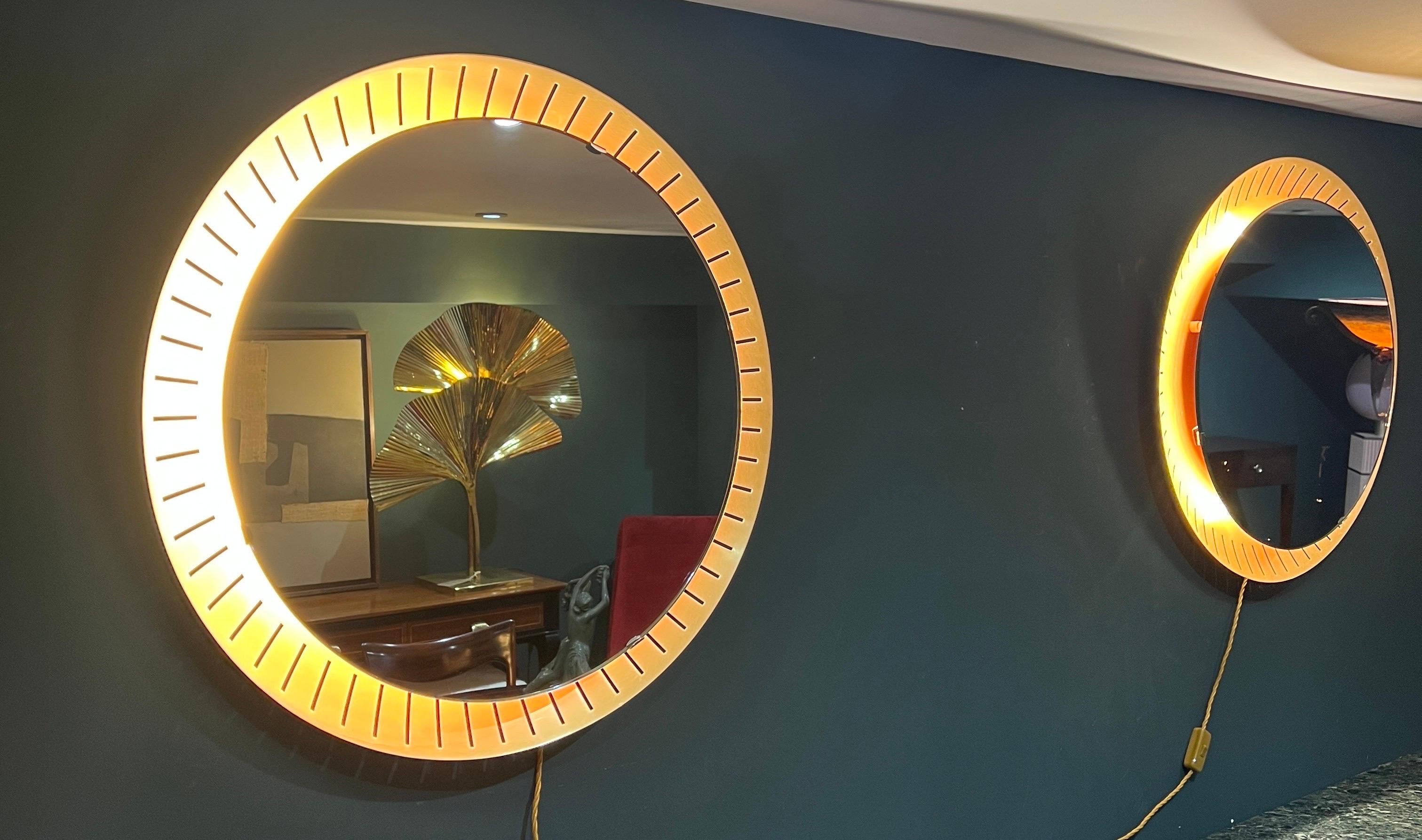 Laiton Paire de miroirs circulaires rétro-éclairés en laiton 