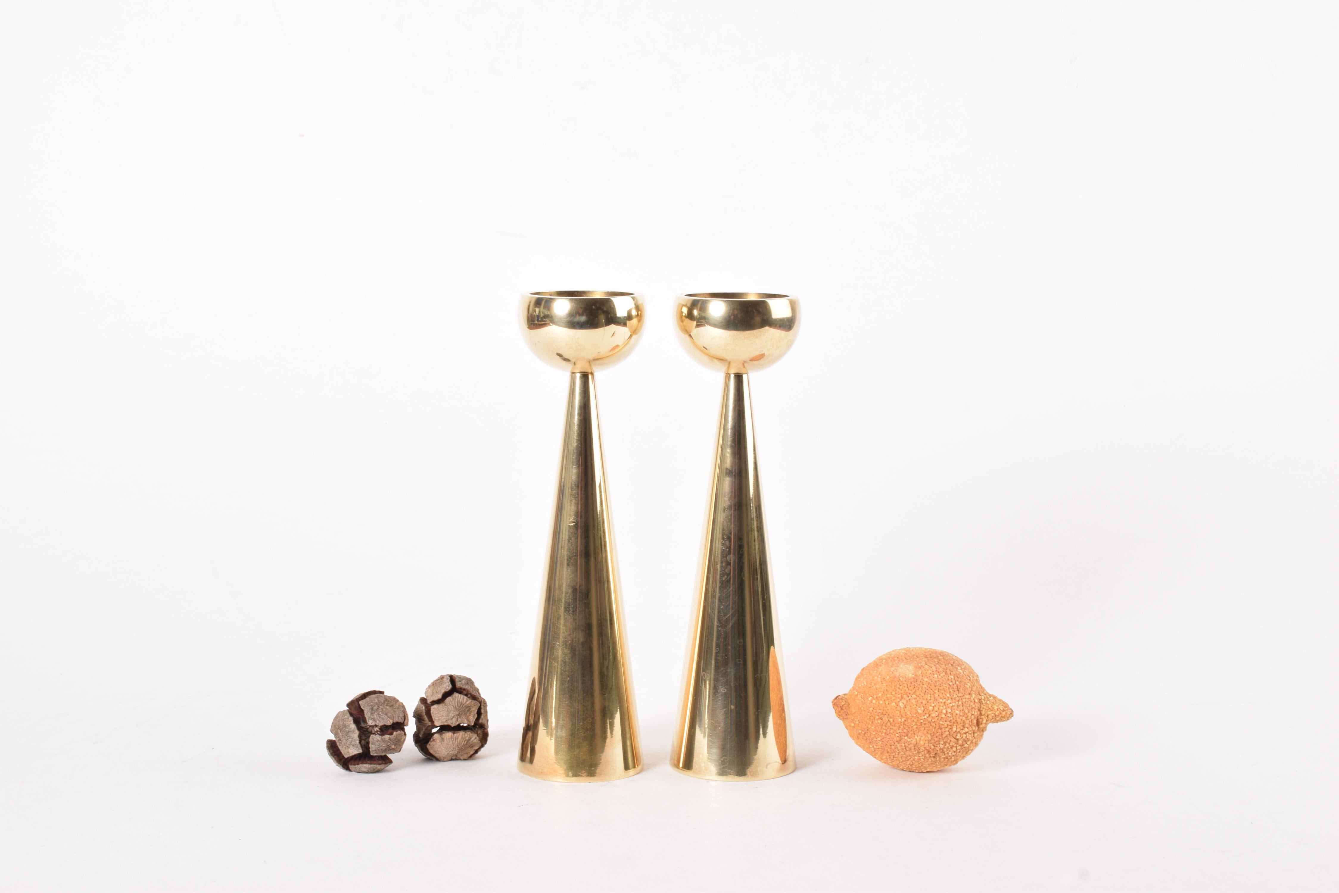 Paire de bougeoirs vintage en laiton pour bougies chauffe-plat. Ils présentent un design moderne et élégant et ont probablement été fabriqués en Scandinavie vers les années 1960. 

Il est également possible de les retourner et de les utiliser pour