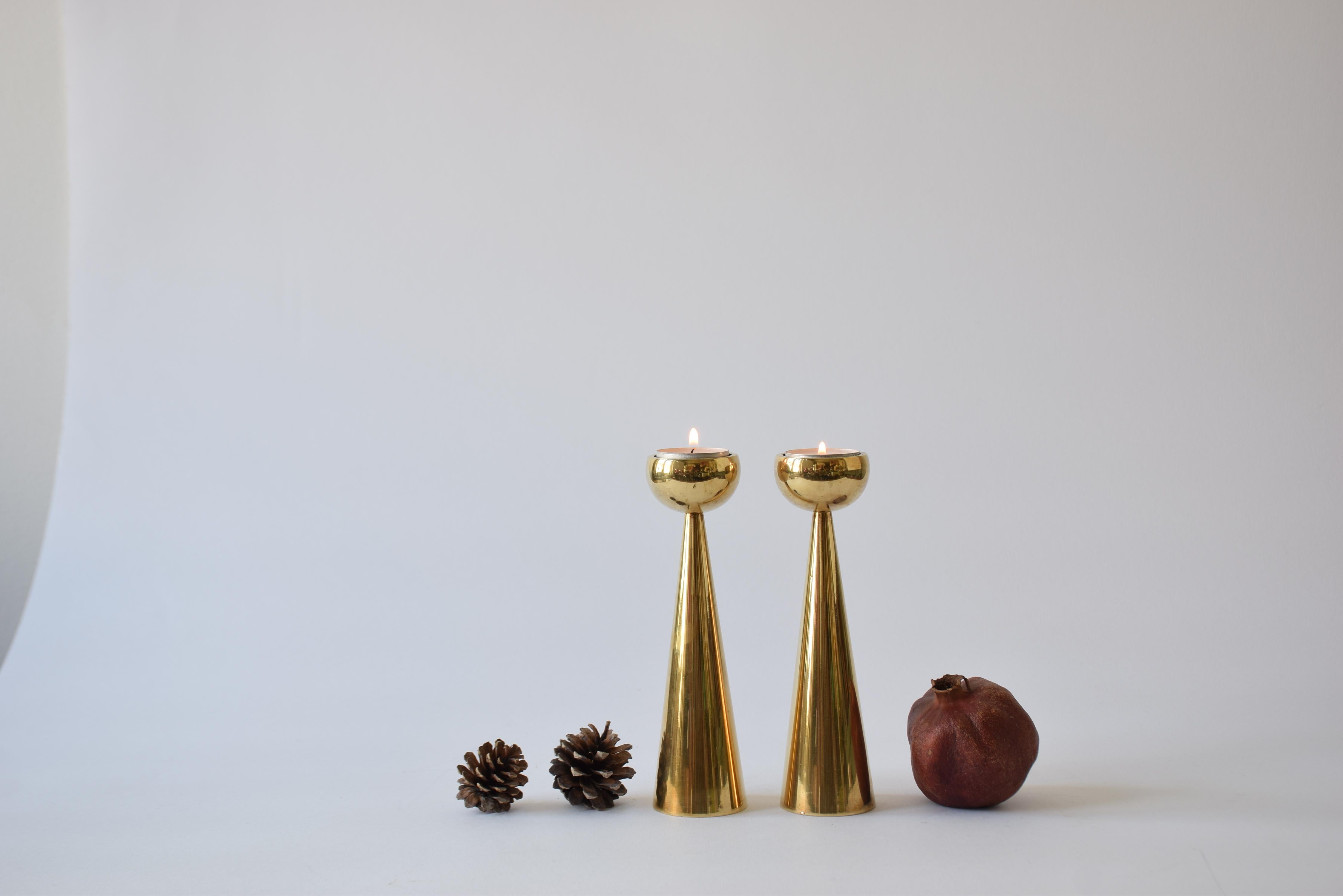 Scandinave moderne Paire de photophores ou bougeoirs en laiton The Modern Design Scandinavian Modern designs 1960s en vente