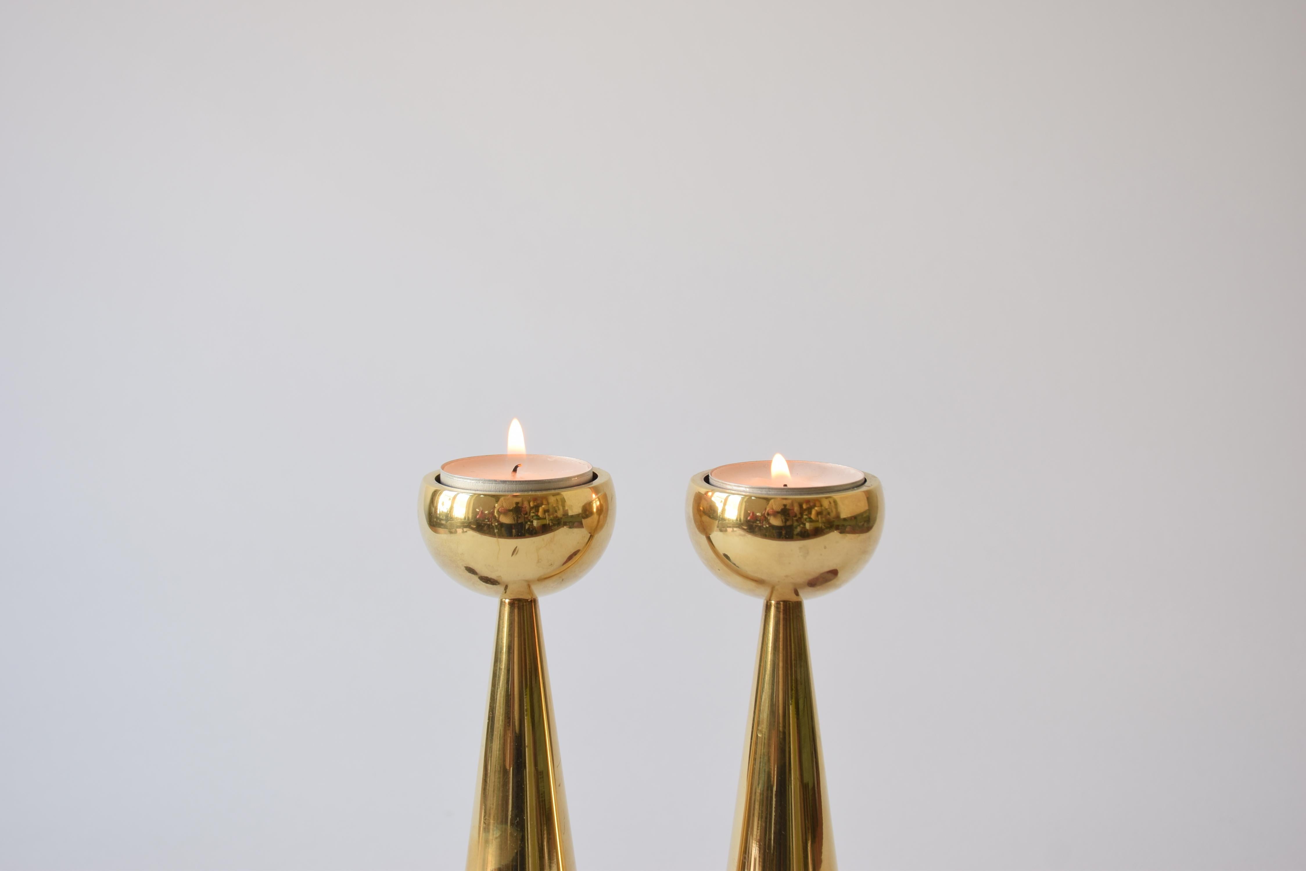 Danois Paire de photophores ou bougeoirs en laiton The Modern Design Scandinavian Modern designs 1960s en vente
