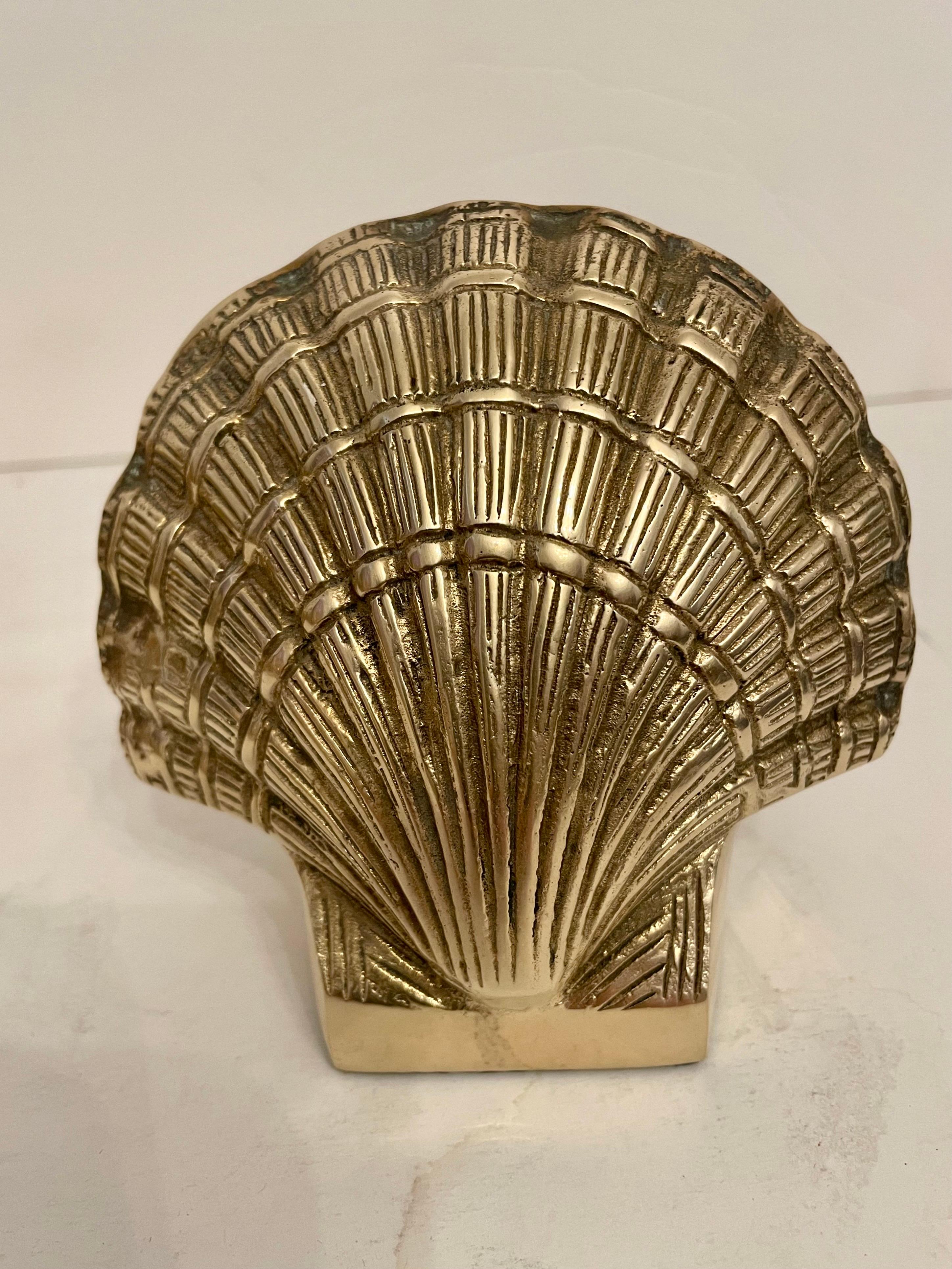 Hollywood Regency Coppia di fermalibri in ottone conchiglia di vongola in vendita