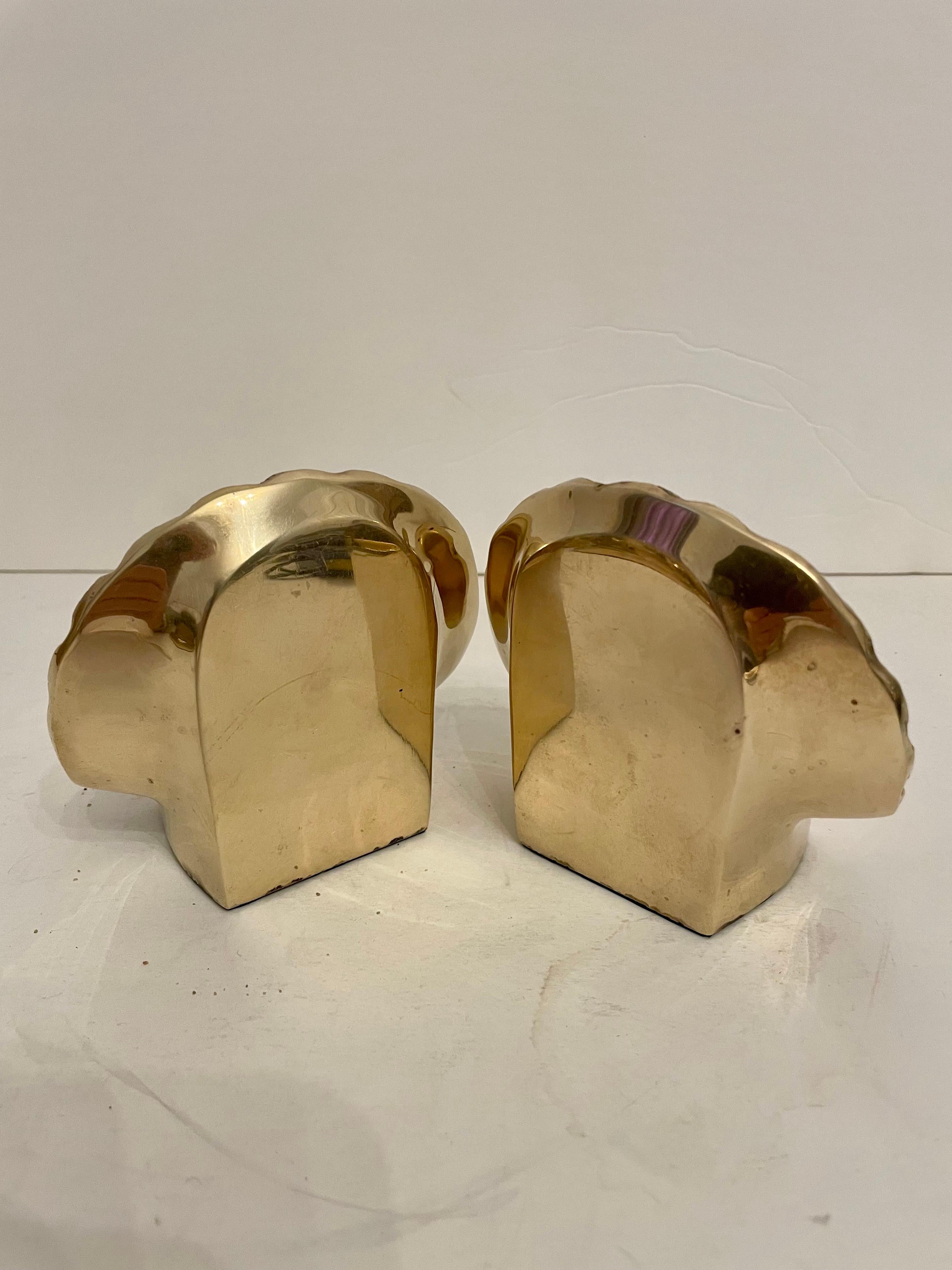 Calco Coppia di fermalibri in ottone conchiglia di vongola in vendita