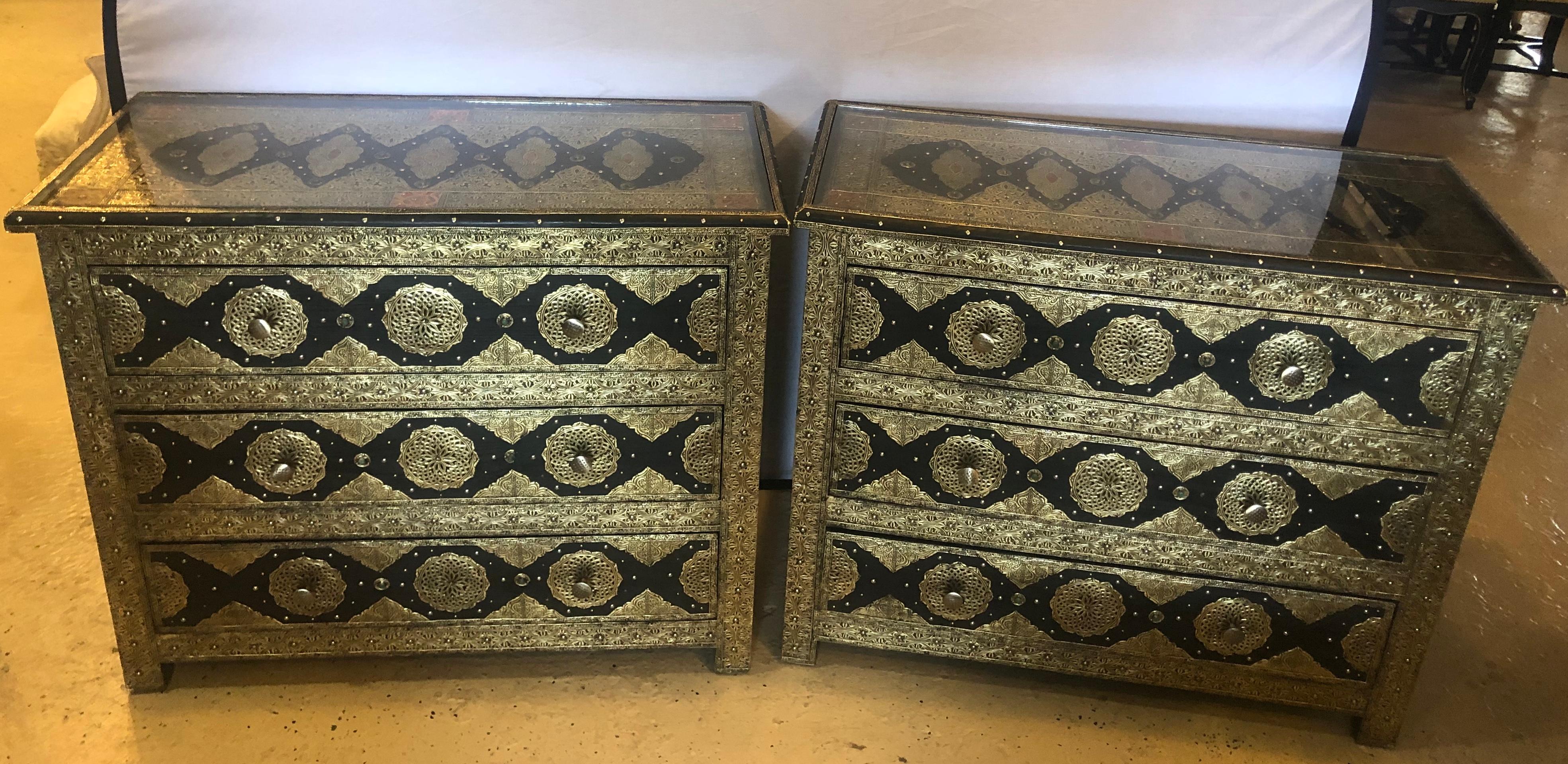 Brass & Ebony Hollywood Regency Style Moroccan Commodes Chests Nightstands, Pair In Good Condition In Stamford, CT