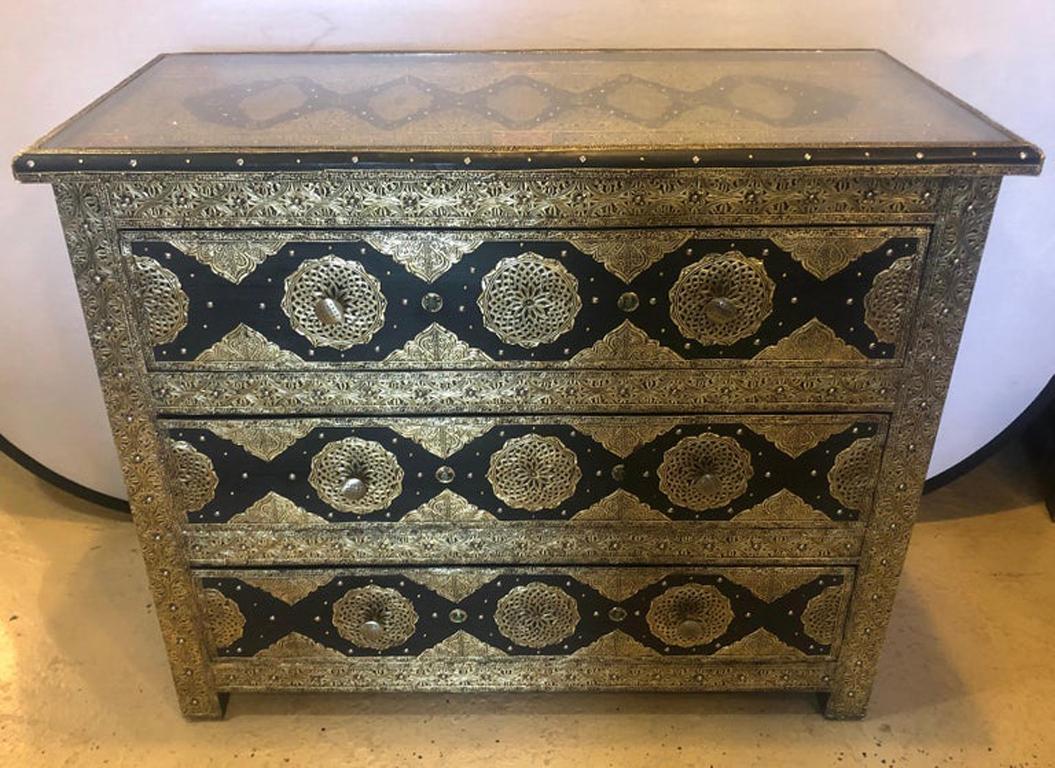 Brass & Ebony Palatial Hollywood Regency Style Commodes Chests Nightstands, Pair In Good Condition In Plainview, NY