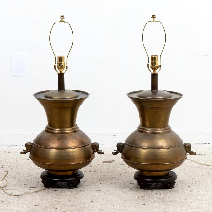 Hollywood Regency Paire de lampes de table à éléphant en laiton en vente