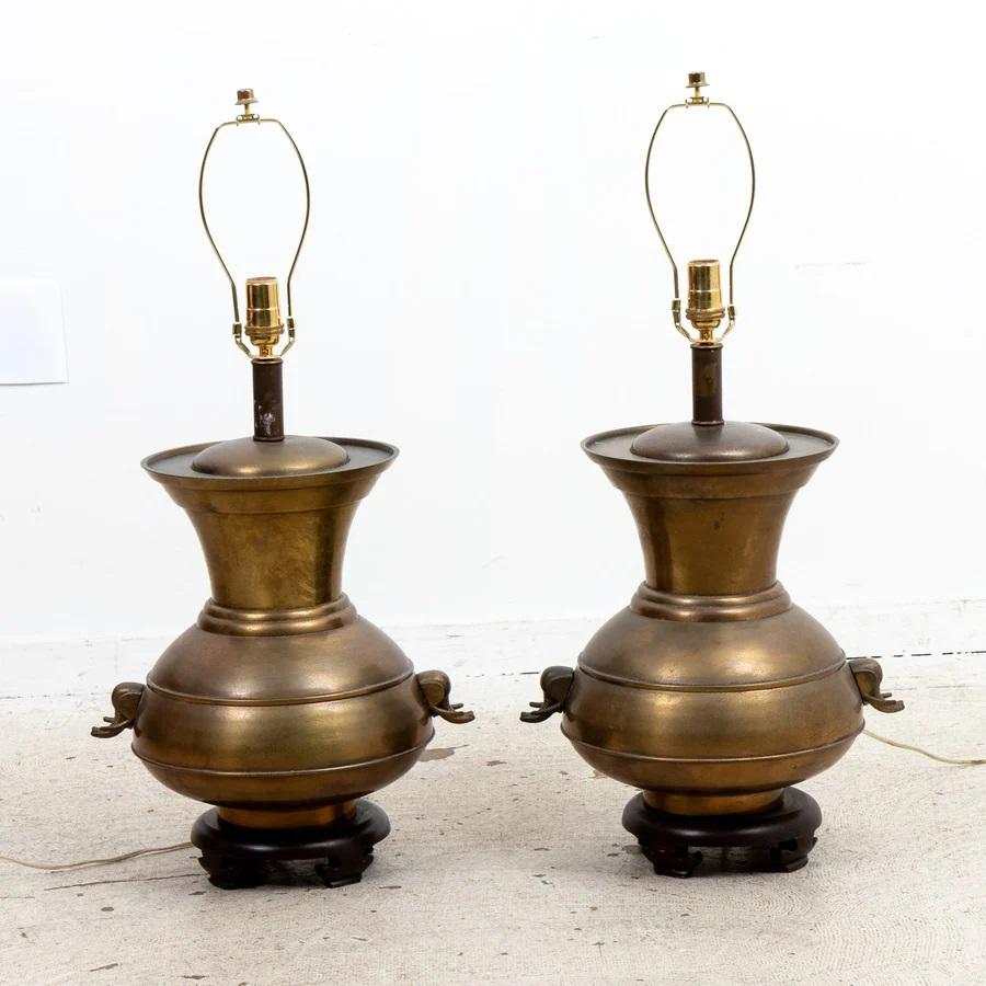 20ième siècle Paire de lampes de table à éléphant en laiton en vente