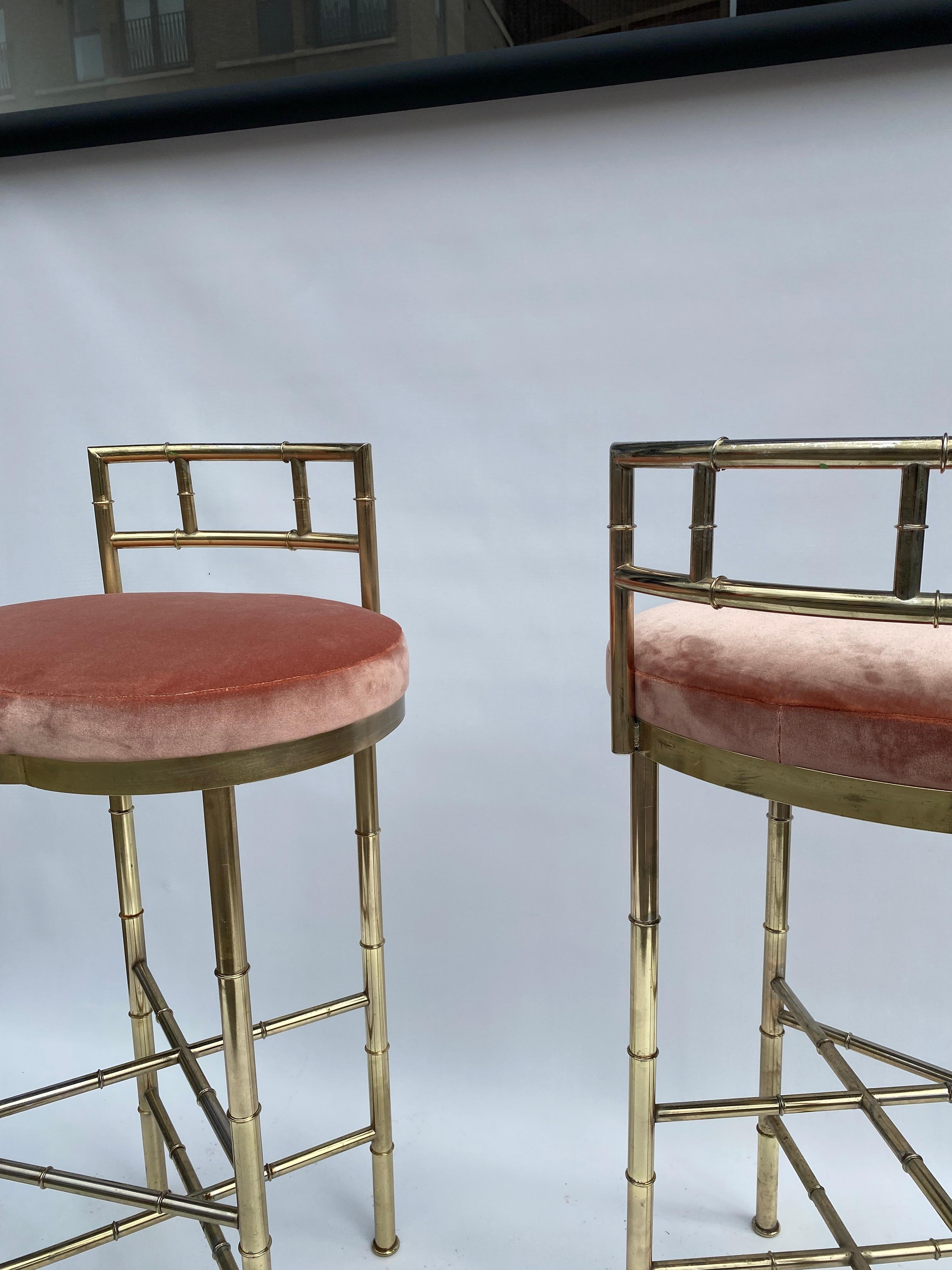 Par de taburetes de bar de latón imitación bambú rosa Dedar terciopelo años 70 Hollywood Regency en venta 3