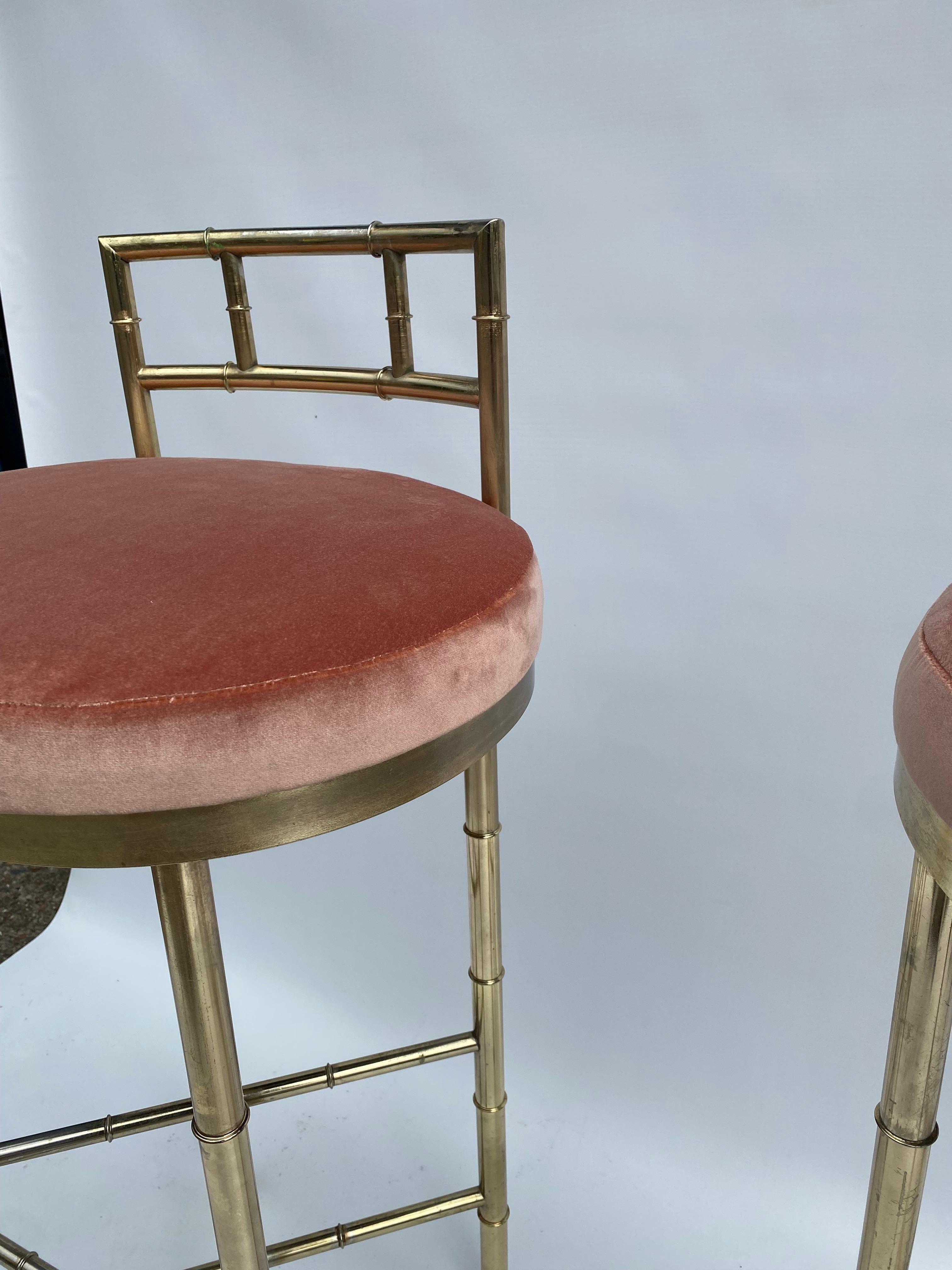 Par de taburetes de bar de latón imitación bambú rosa Dedar terciopelo años 70 Hollywood Regency en venta 5