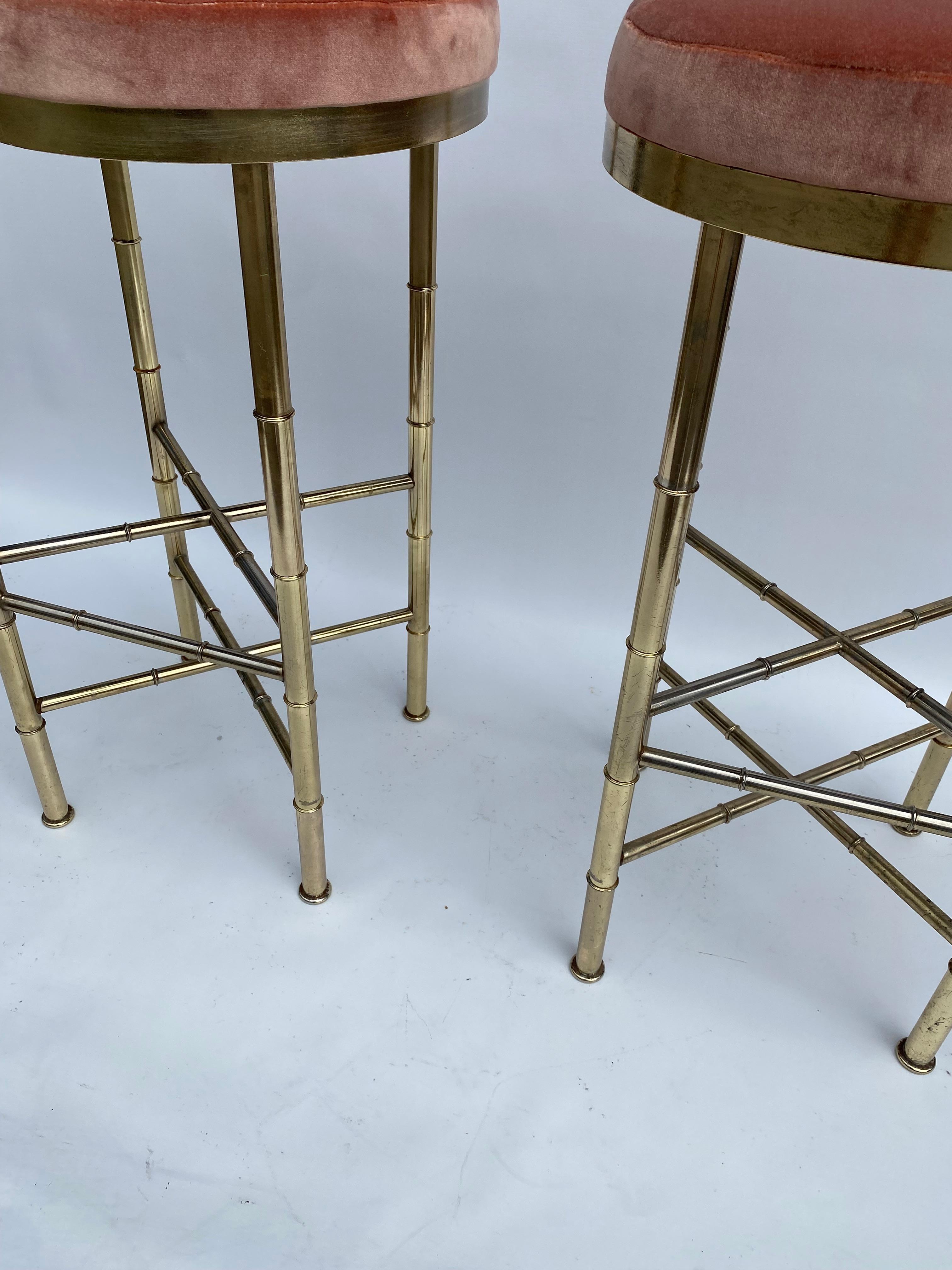 Par de taburetes de bar de latón imitación bambú rosa Dedar terciopelo años 70 Hollywood Regency en venta 9