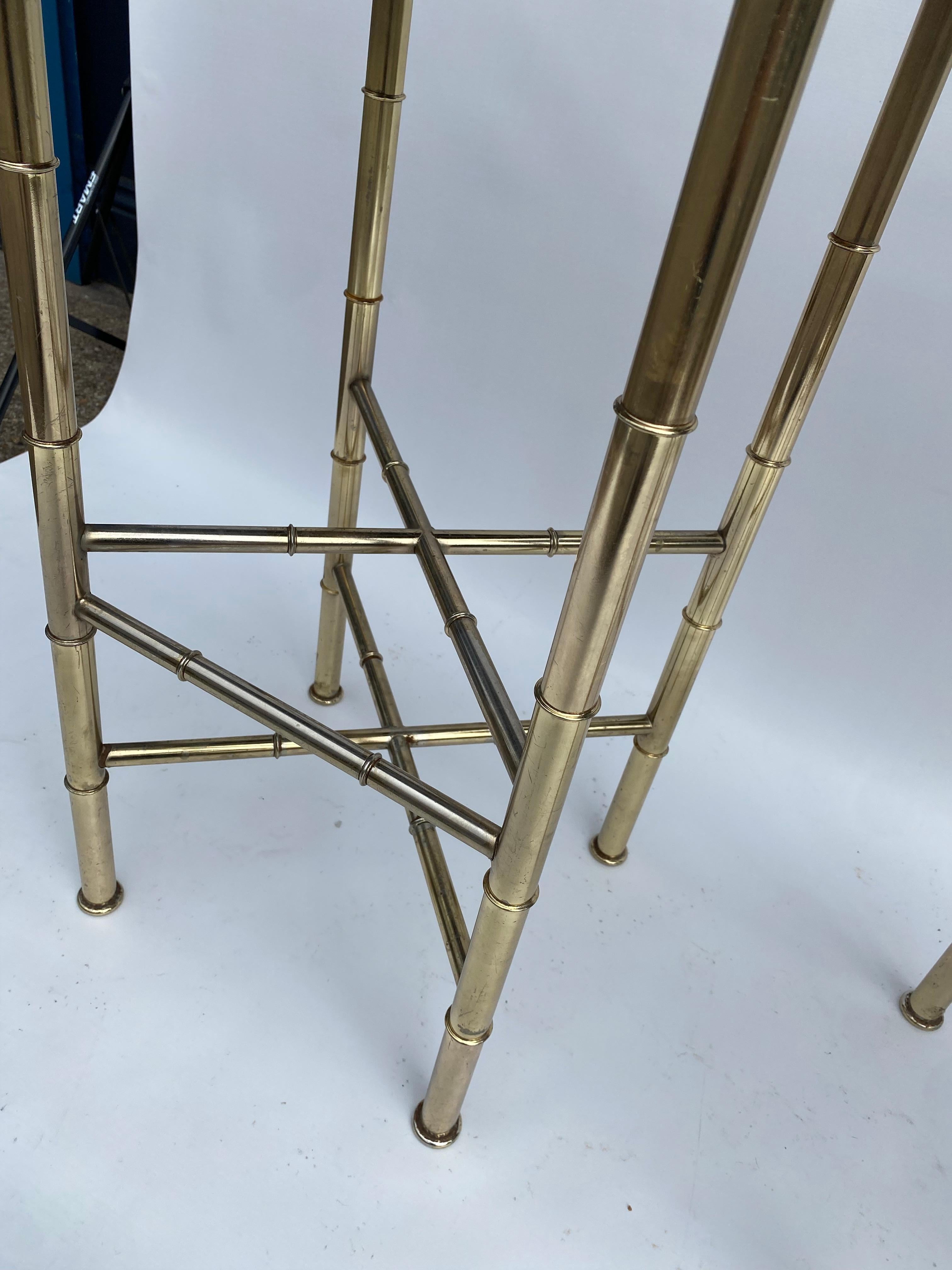 Par de taburetes de bar de latón imitación bambú rosa Dedar terciopelo años 70 Hollywood Regency en venta 12
