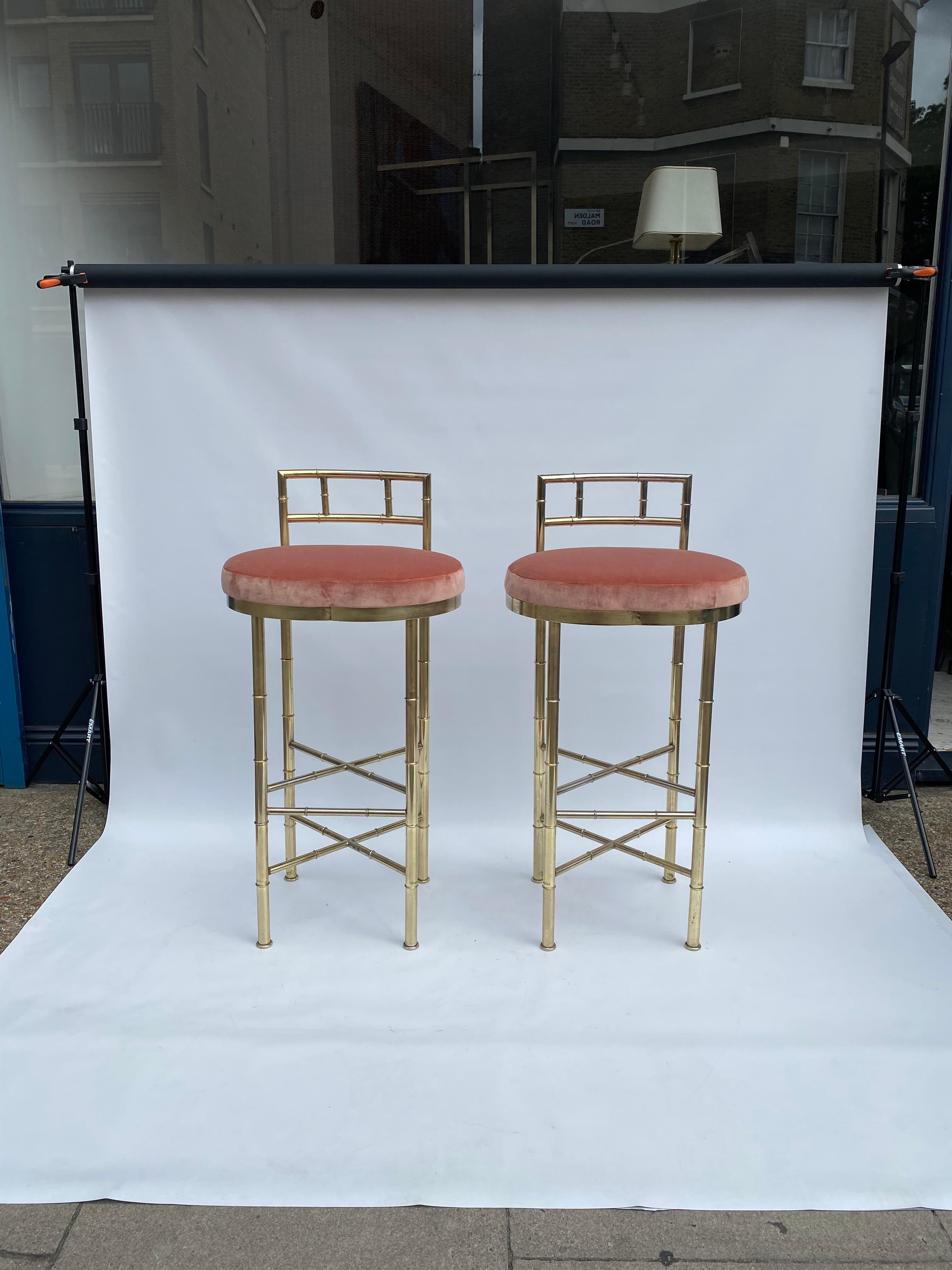 Par de taburetes de bar de latón imitación bambú rosa Dedar terciopelo años 70 Hollywood Regency Regencia de Hollywood en venta