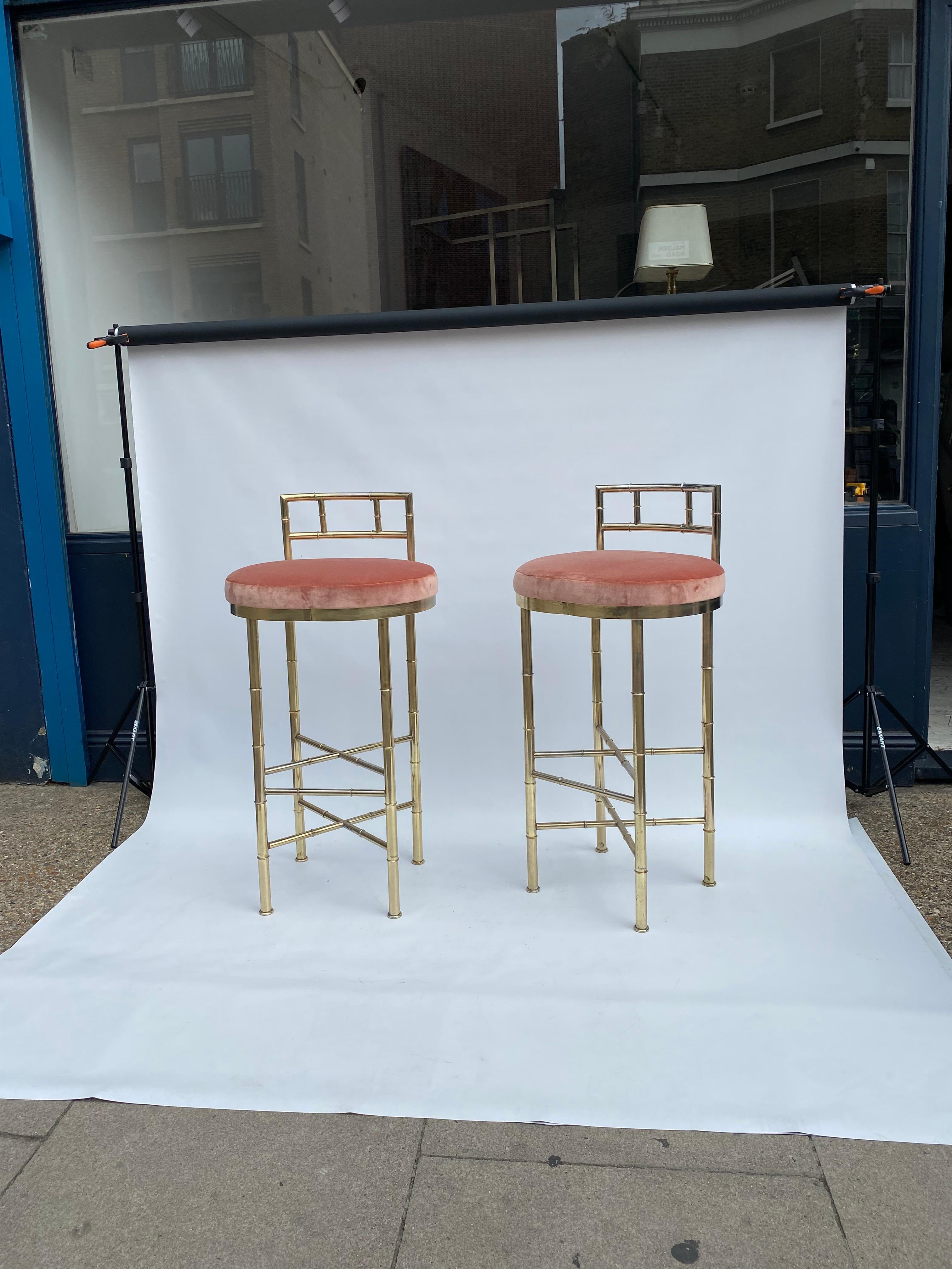 Par de taburetes de bar de latón imitación bambú rosa Dedar terciopelo años 70 Hollywood Regency Italiano en venta