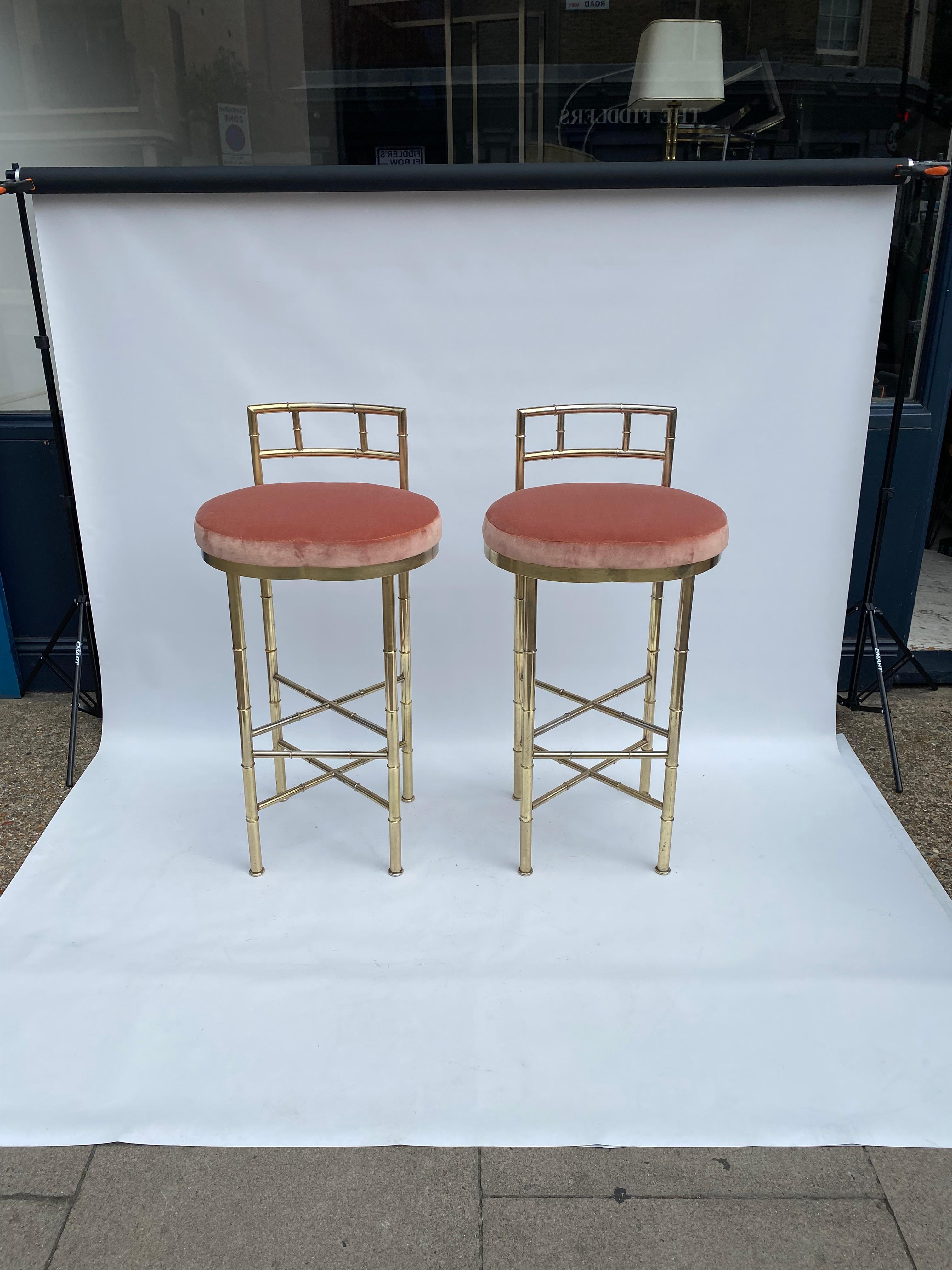Par de taburetes de bar de latón imitación bambú rosa Dedar terciopelo años 70 Hollywood Regency en Bueno estado para la venta en London, GB