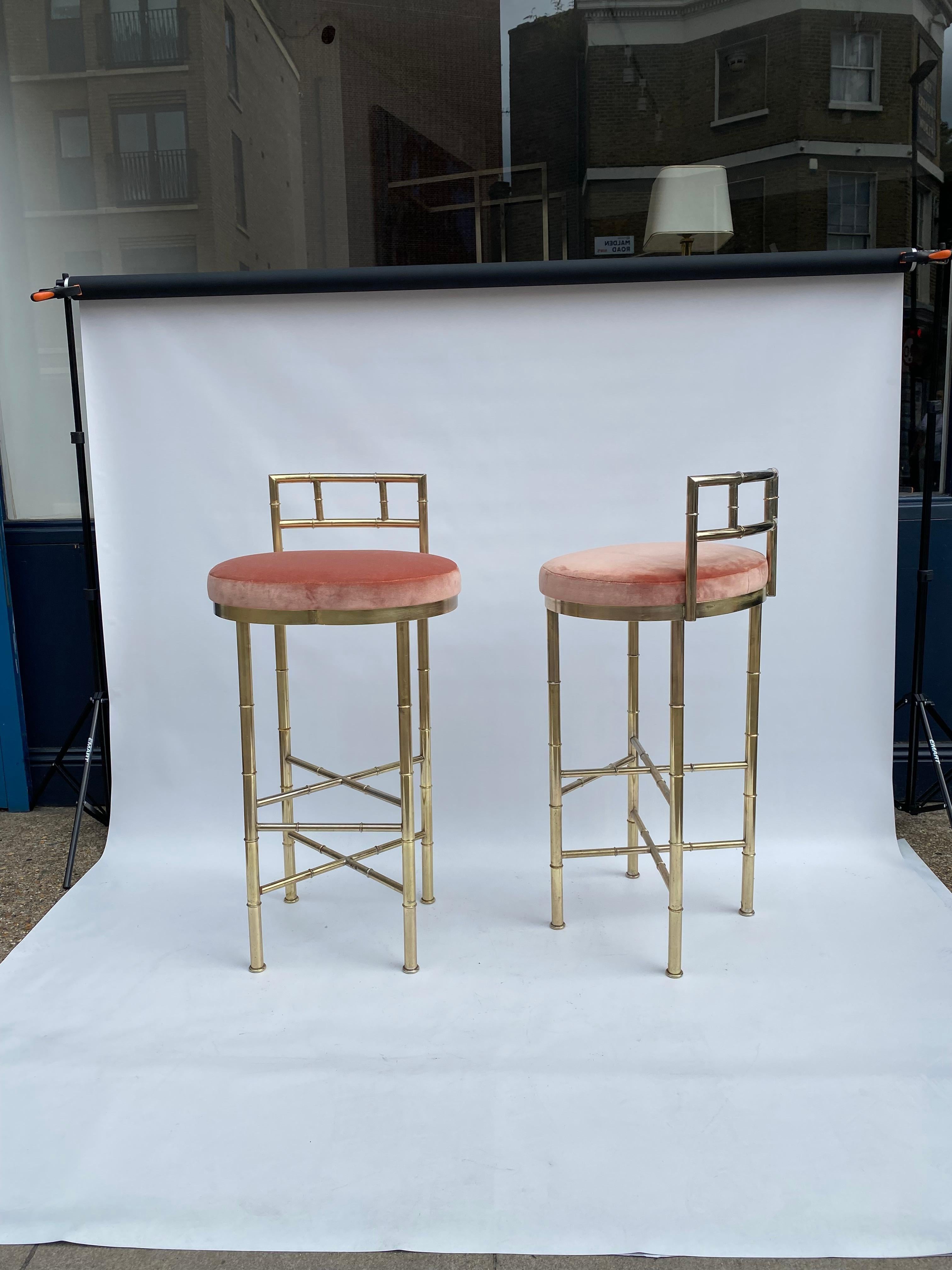 Par de taburetes de bar de latón imitación bambú rosa Dedar terciopelo años 70 Hollywood Regency finales del siglo XX en venta