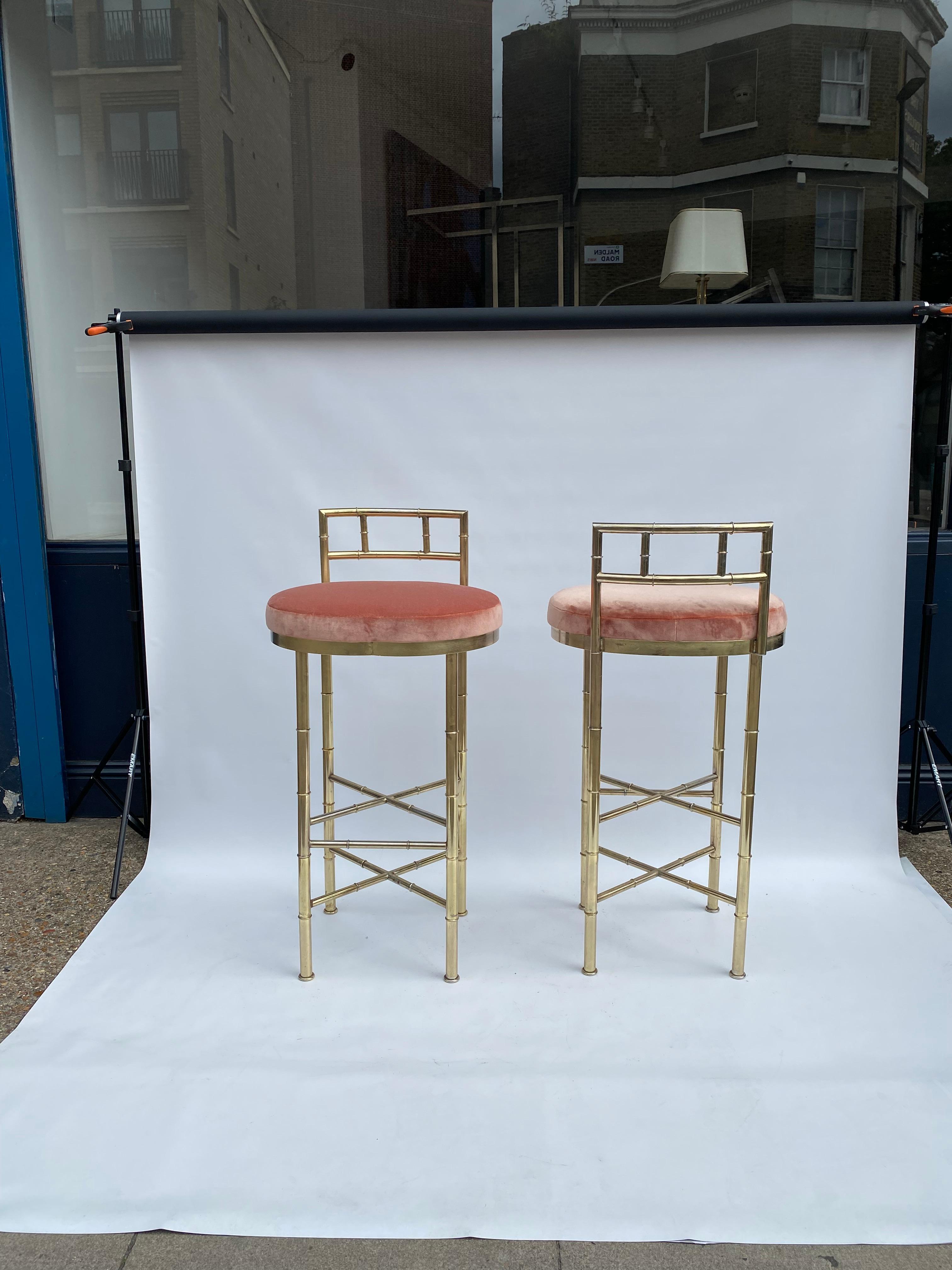 Par de taburetes de bar de latón imitación bambú rosa Dedar terciopelo años 70 Hollywood Regency Tela en venta