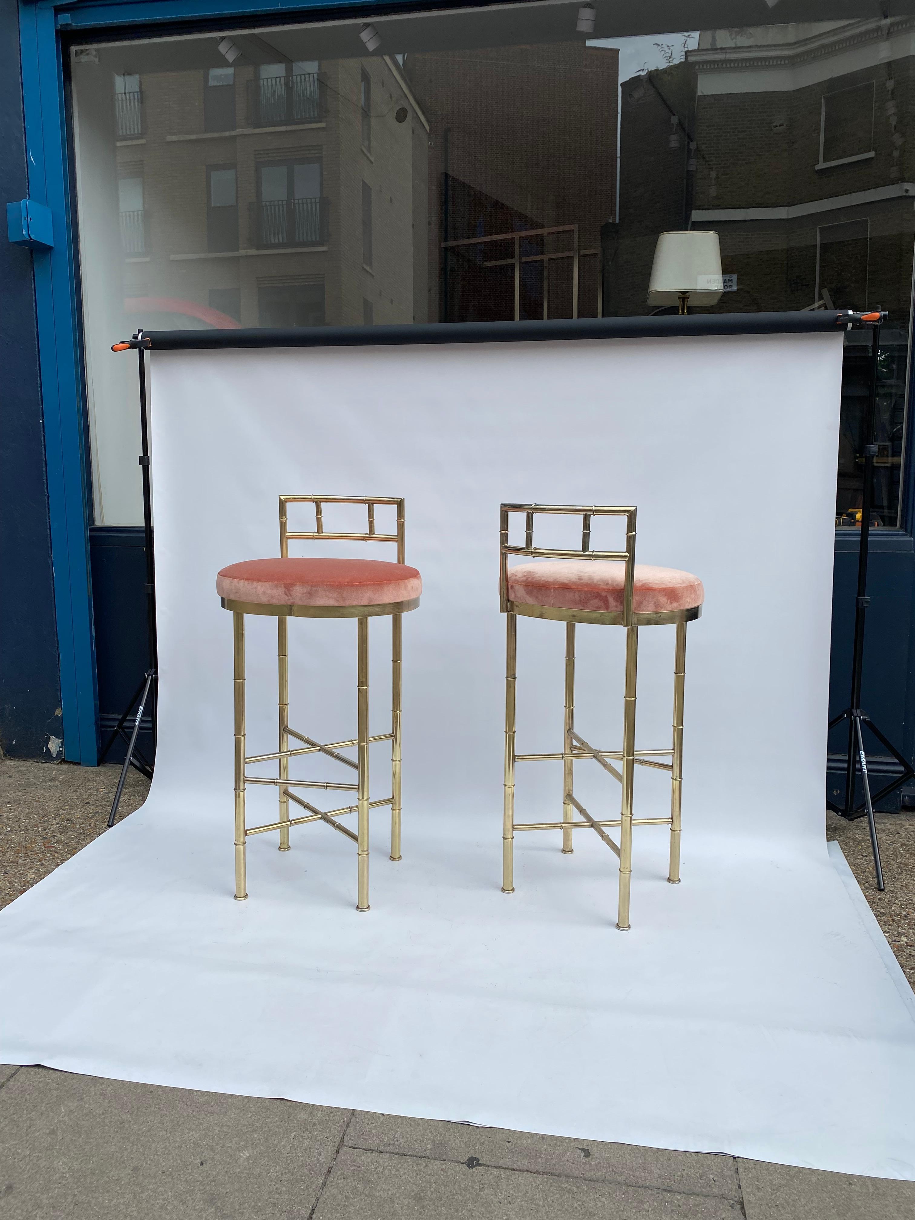 Par de taburetes de bar de latón imitación bambú rosa Dedar terciopelo años 70 Hollywood Regency en venta 1