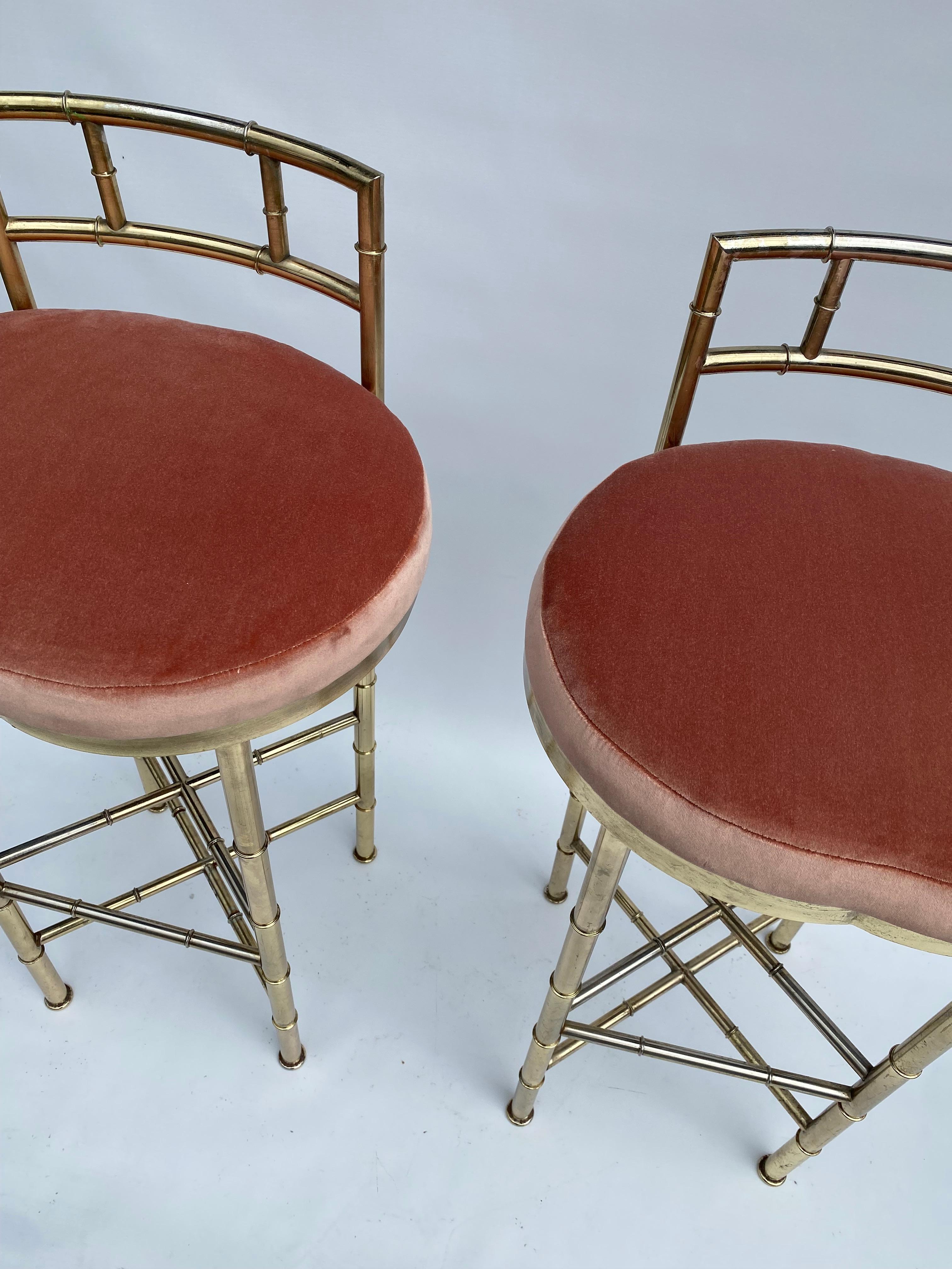 Par de taburetes de bar de latón imitación bambú rosa Dedar terciopelo años 70 Hollywood Regency en venta 2